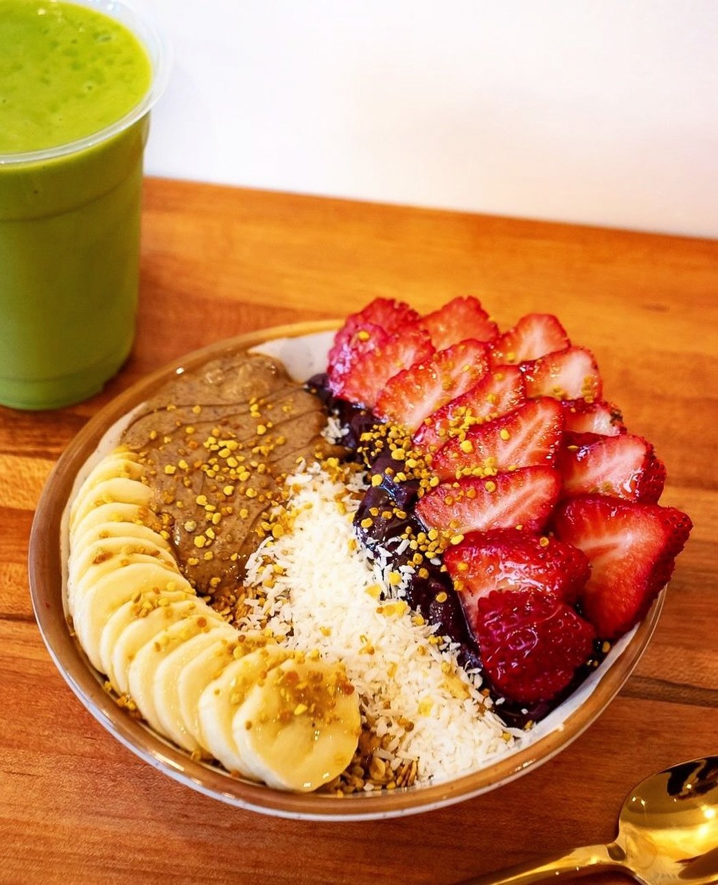 THE FRESHIES BOWL⁠
✹⁠
Made with our own special a&ccedil;a&iacute; blend, topped with a bright and juicy serving of strawberries, sweet banana, gooey almond butter, fresh coconut flakes, energy-boosting and antioxidant-dense bee pollen, and sticky dr