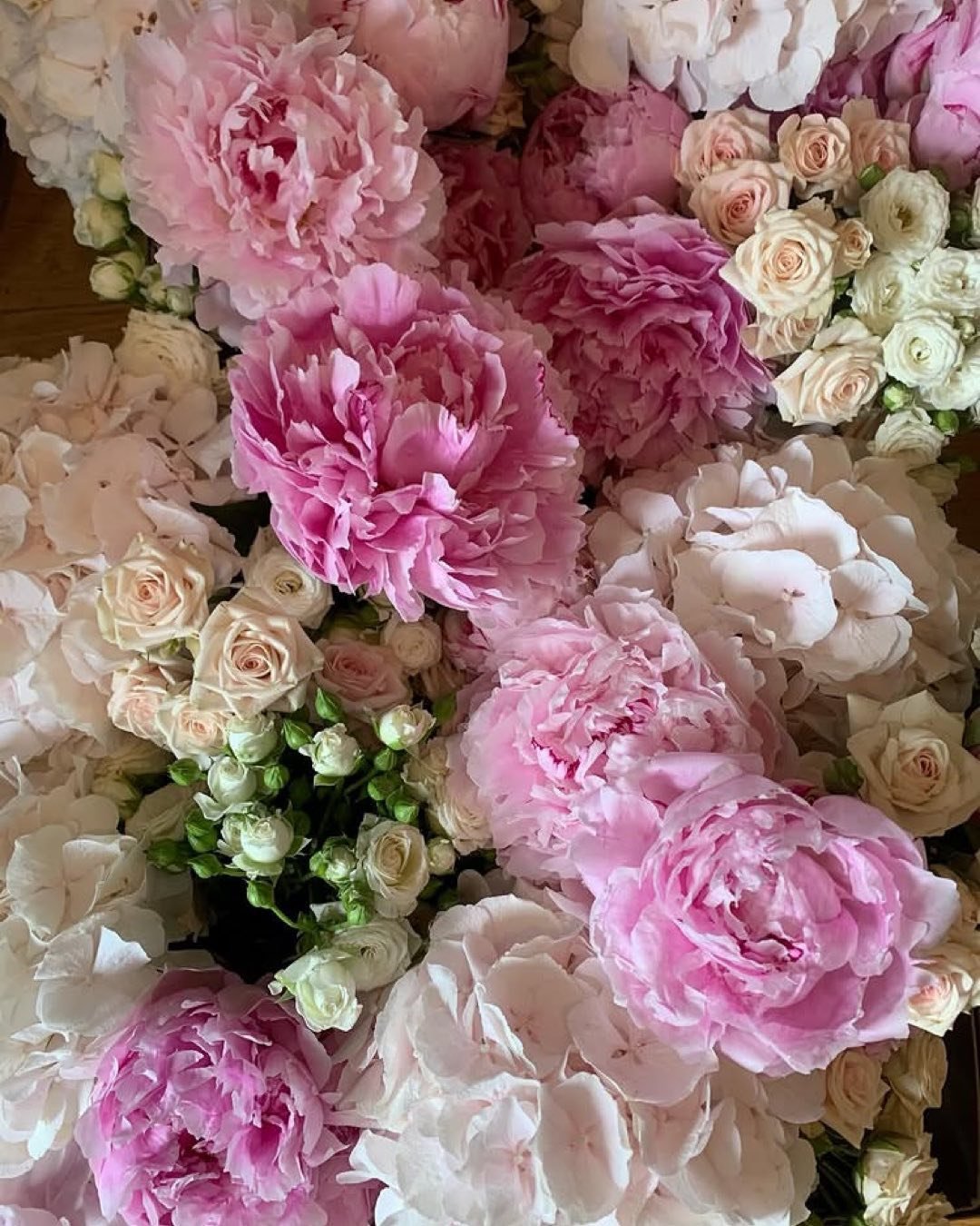 Summer Wedding with @lizziecarrigan . Peonies grown by @smithandmunson .

#prettyflowers #weddingflowers #surreyflorist