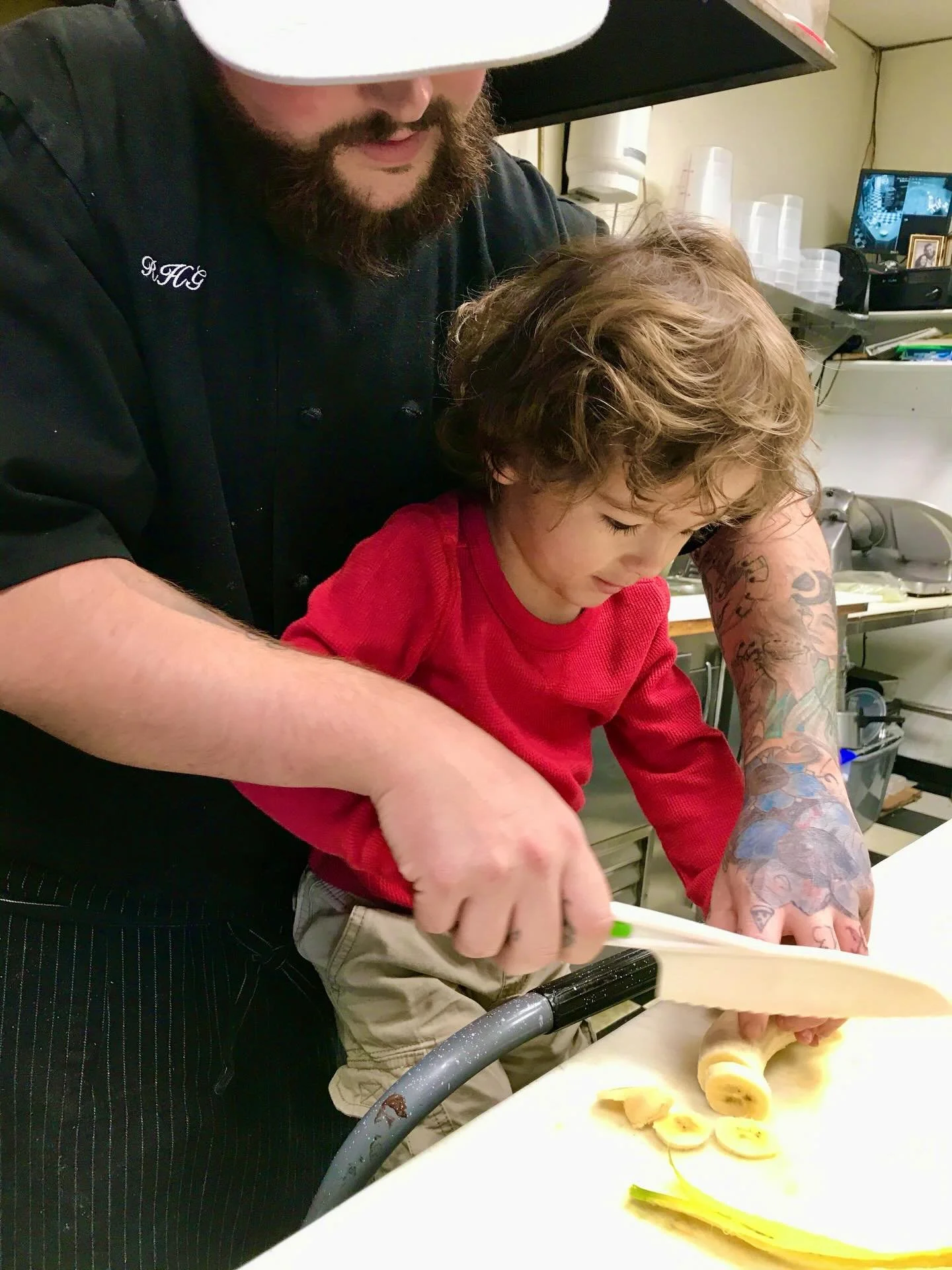 Throwing it back to the early days of Viv&rsquo;s Kitchen 🤍 

Viv&rsquo;s best friend Althea from childhood holding it down doing dishes (as always 😂) &mdash; you can still find her doing amazing things @altheadesignsmv 

And of course, our very fi