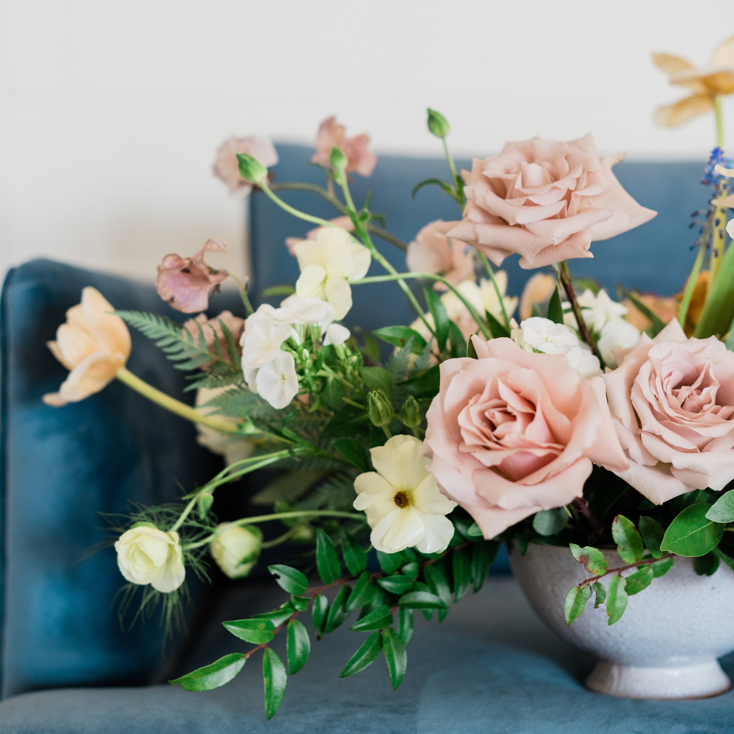 What is a color palette you can&rsquo;t get enough of? For me &mdash; it&rsquo;s this. Peachy goodness anchored with a fabulous blue.

Venue: @crimsonlanevenue 
Floral: @francesfloraldesign 
Furniture: @aspenjeanplanning