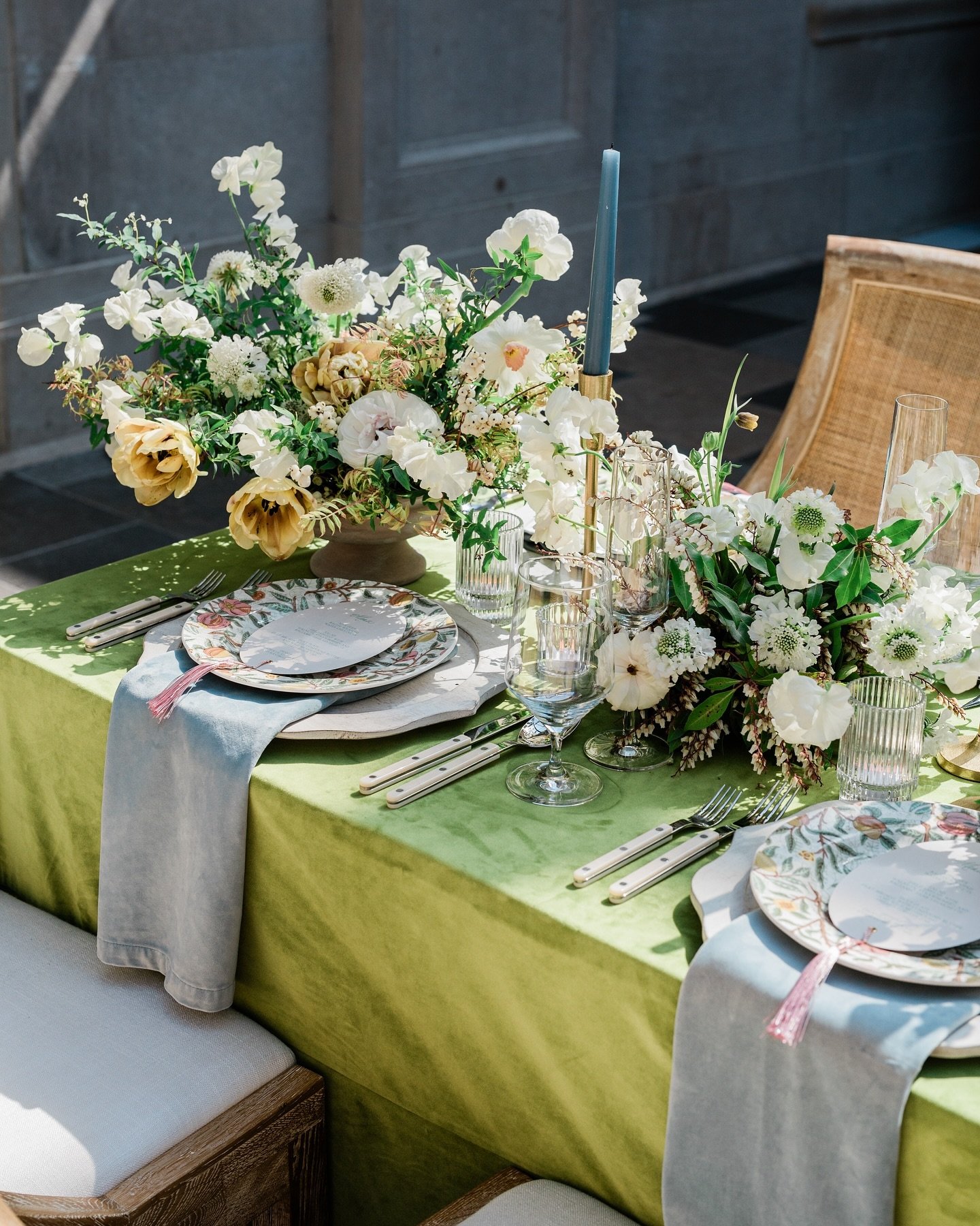 I am loving all of the color lately! This green has my heart. TFP brand color circa 2016 🥰 And these florals! Wow! Tell me.. what colors are you loving?

#columbuswedding #columbusmuseumofart #columbusphotographer 

Workshop: Atelier Gathering, @ate
