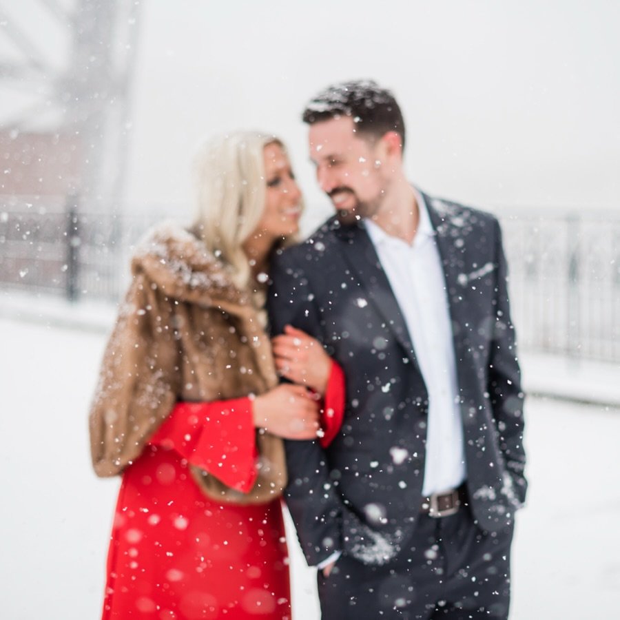 In honor of the first snowfall today &mdash; a throwback to B&amp;P&rsquo;s snowy Cleveland engagement session. Bing Crosby is playing throughout the house and I&rsquo;m finishing up Christmas mini session edits. I&rsquo;m here for it 🥰❄️