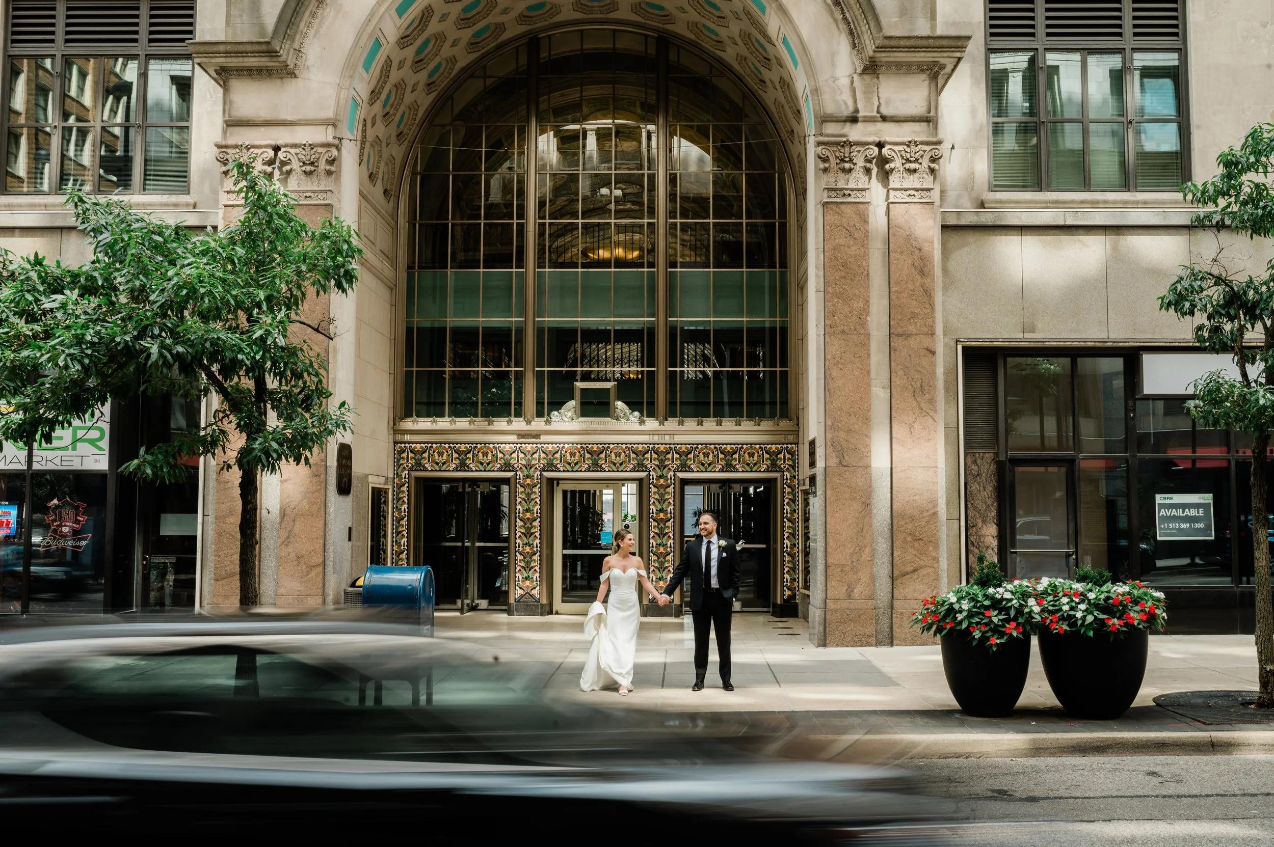 downtown cincinnati ohio wedding first look