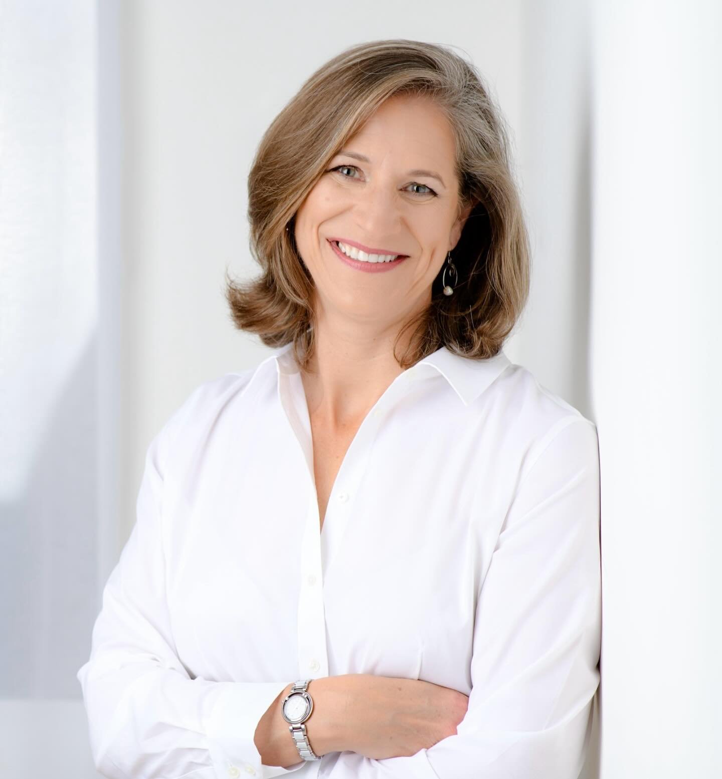 Would you trust a brand with a blurry, outdated logo? Probably not. So why settle for an outdated or unprofessional headshot on LinkedIn?
Your profile photo is your first impression in the digital world. In just seconds, potential clients, partners, 