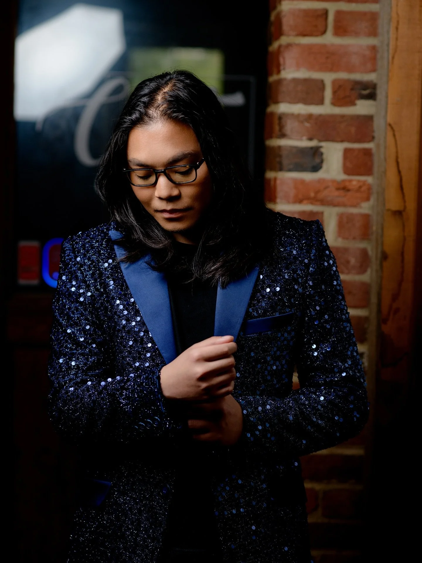 The assignment: hopeless romantic, wistful, deep in thought. DONE and DONE! Meet @thammarat_sings, a singer-songwriter activist. His songs talk about love and the state of the world. Check him out! He was a delight to work with! 

MUA: @mercedesgeter