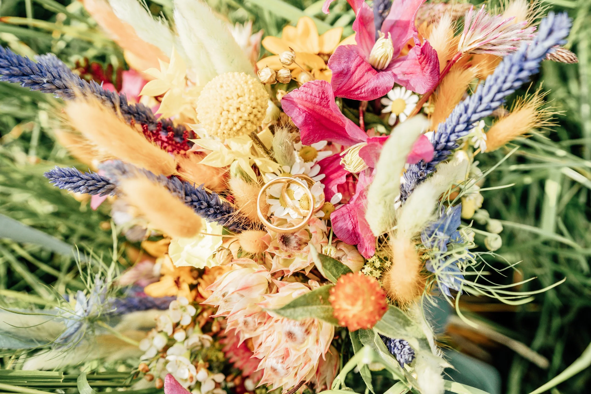 Bunter Blumenstrauß mit verschiedenfarbigen Blumen und Gräsern