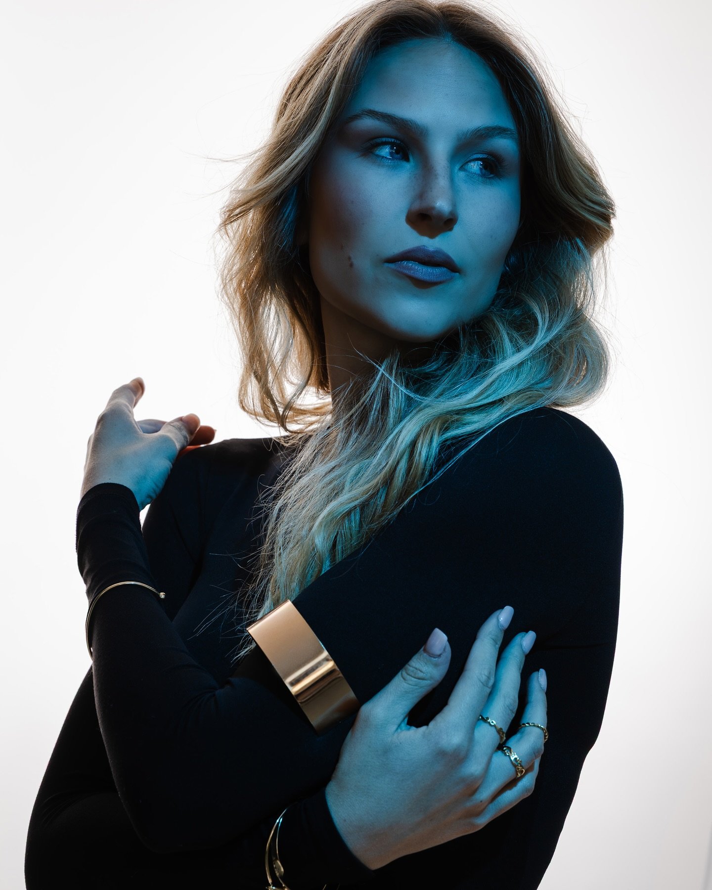 No rules, no roadmap.
Switching between heat and chill, red and blue…
just moving how it feels right.
No destination needed when the mood leads the way.
#editorialvibes #highfashionphotography #fashionportrait #colorstory