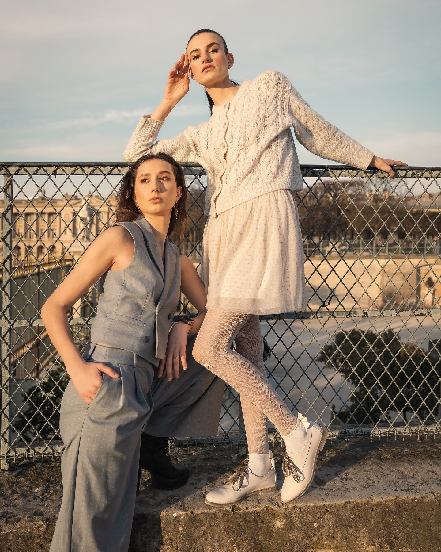 No rules, just rhythm.
Tailored power meets undone softness.
@lenaxrocca & @johanna.sophie.l owning the in-between.
Paris gave us light, we gave it attitude.
#parisfashionweek #streetstyleedge #editorialvibes #fashionphotography