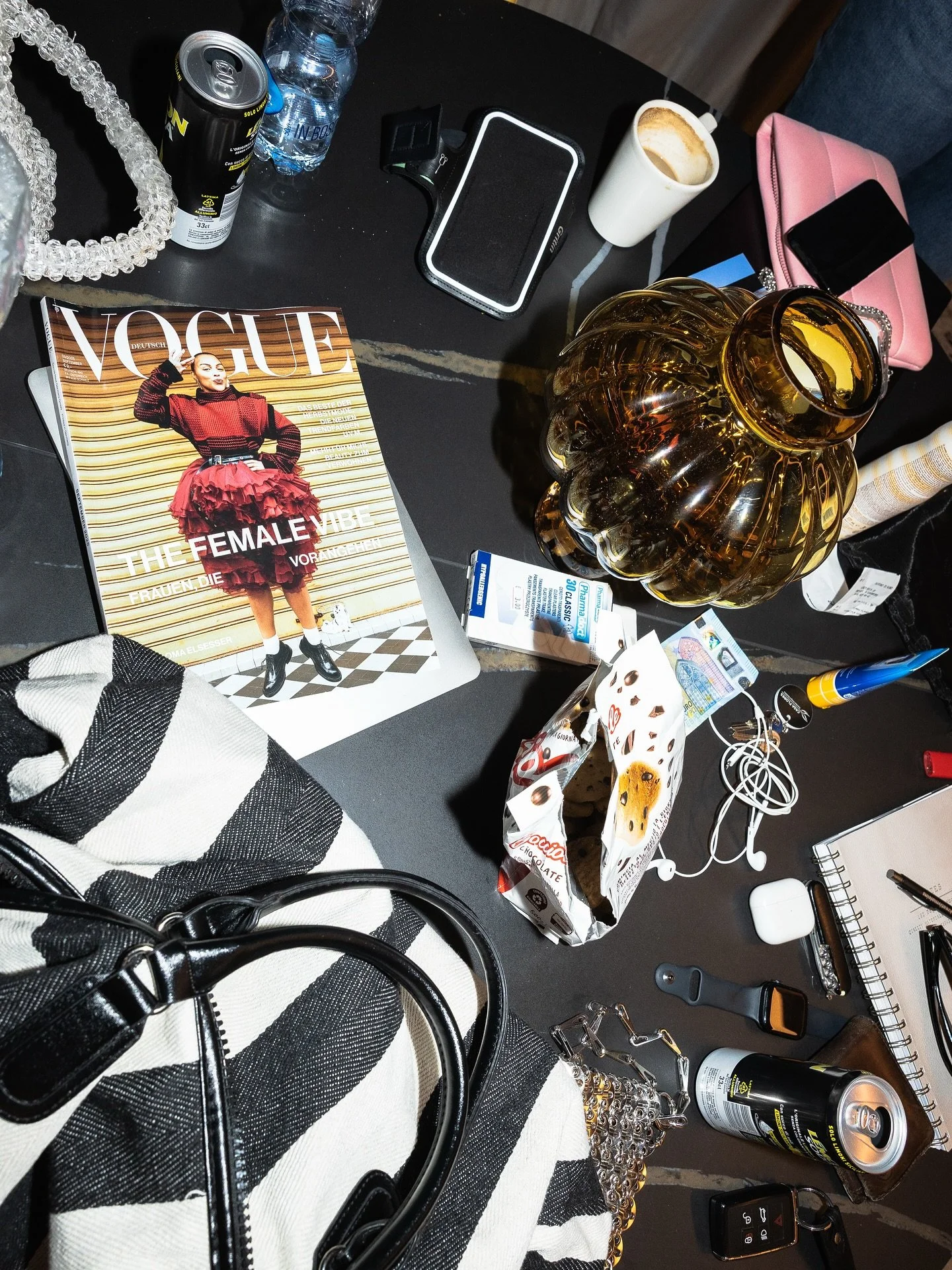Behind the scenes of what a 4-day Airbnb trip to Lake Garda with @sofiemgs and me looks like – kinda organized chaos
#couplegetaway #travelmoments #airbnbvibes