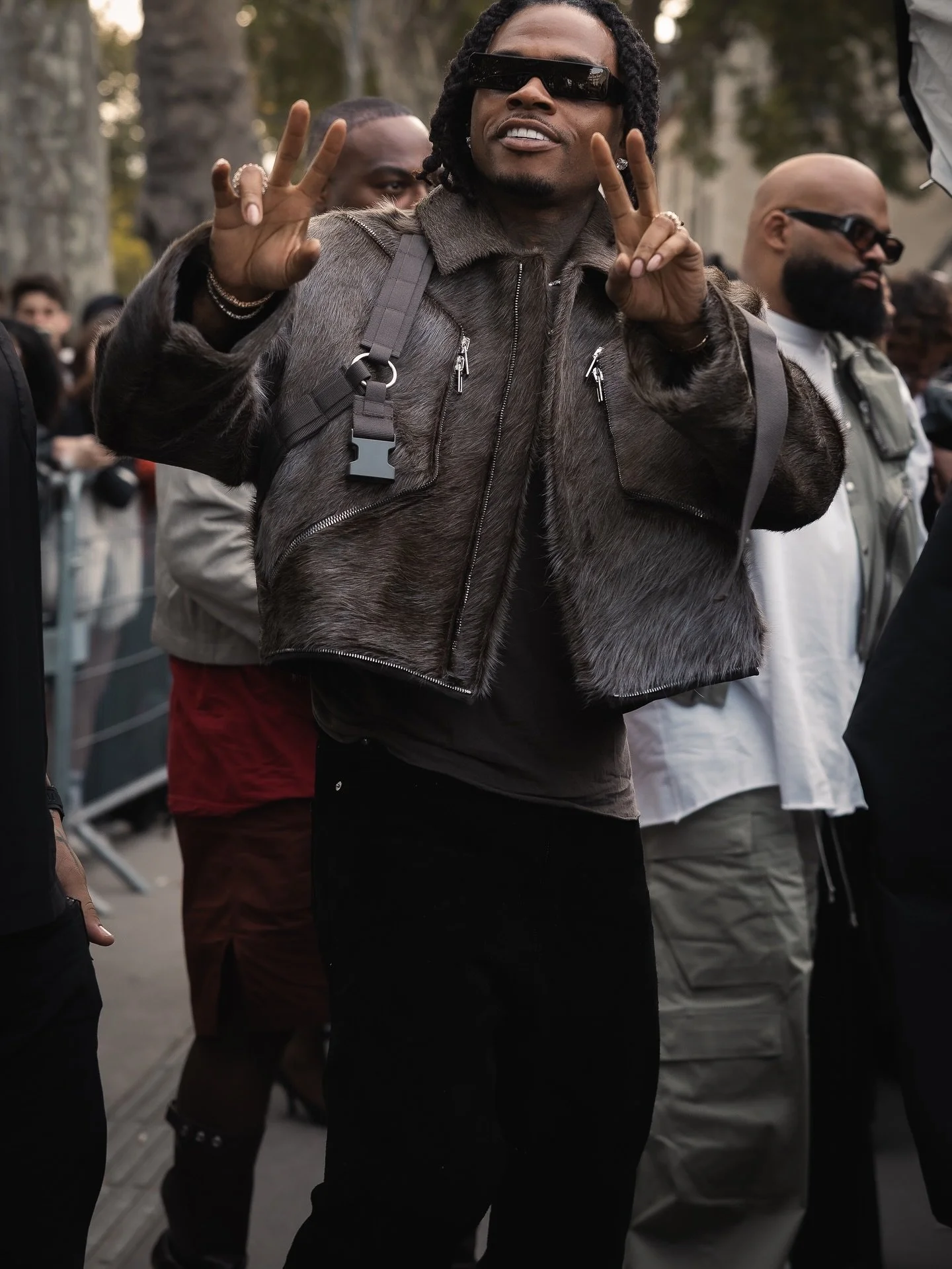 A crowd that feels more like a ritual than a runway.
Rick Owens arrivals, streetstyle & After-Show-Vibe.
#rickowens #pfw #pfwss26 #parisfashionweek #pfwstreetstyle #fashionweekparis