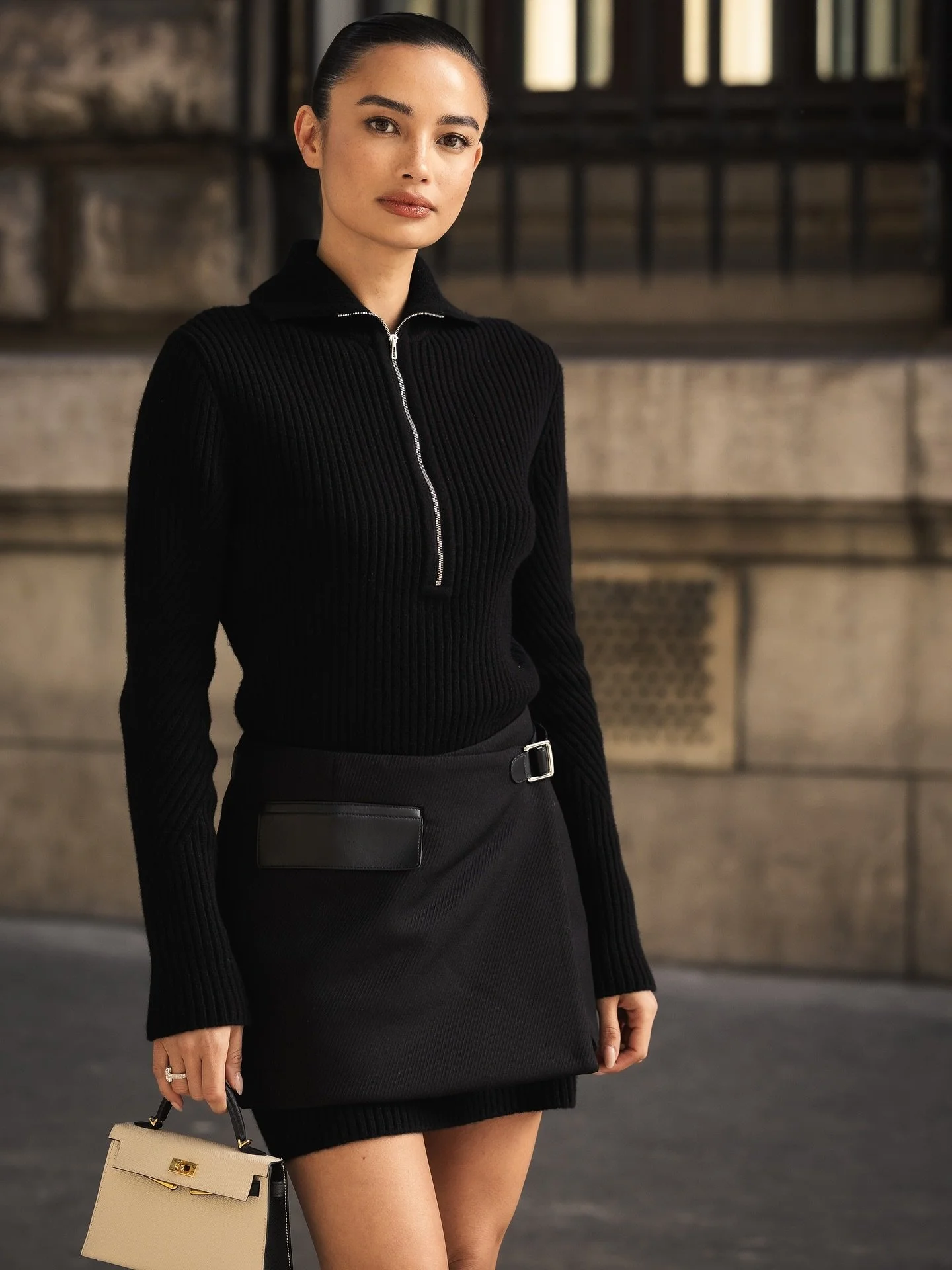 Hermès, Paris.
Leather, structure, attitude and a bit of hurry.
And sorry @brendahashtag, only caught you from behind, but that outfit and those heels were 🔥
#pfw #parisfashionweek #pfw2025 #hermesparis #fashionweek #streetstyleparis