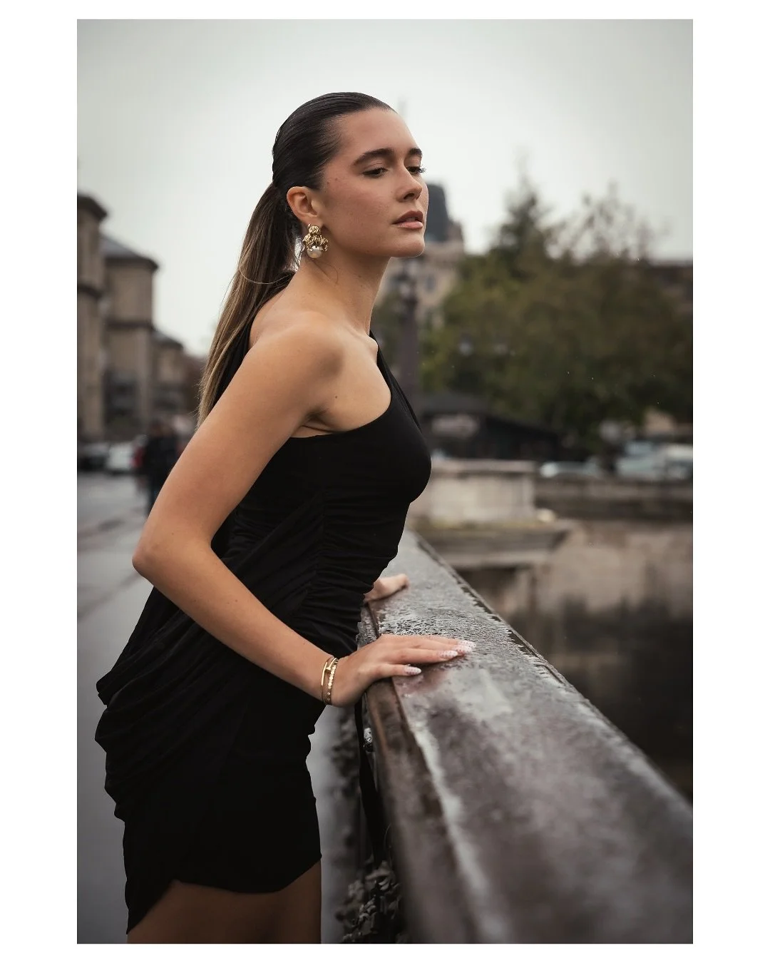 I’ll always connect these shots with one of the coolest memories 😆
When I picked up Chiara at the hotel for the Nina Ricci show, she surprised me with, “We’re gonna have to line bike there, is that fine with you? There’s so m