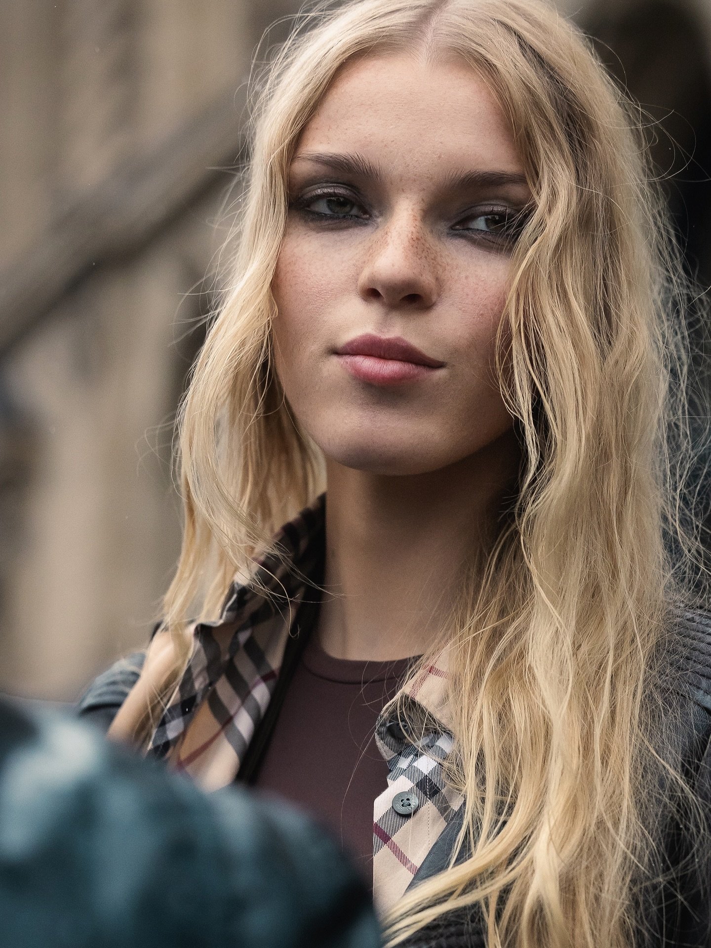 Captured @col.thedoll right after the Nina Ricci show in light rain. A moment between runway and street that sums up this season.

Hope to see you in Milan in February 🙌

#parisfashionweek #pfw2026 #ninaricci #streetstyleparis