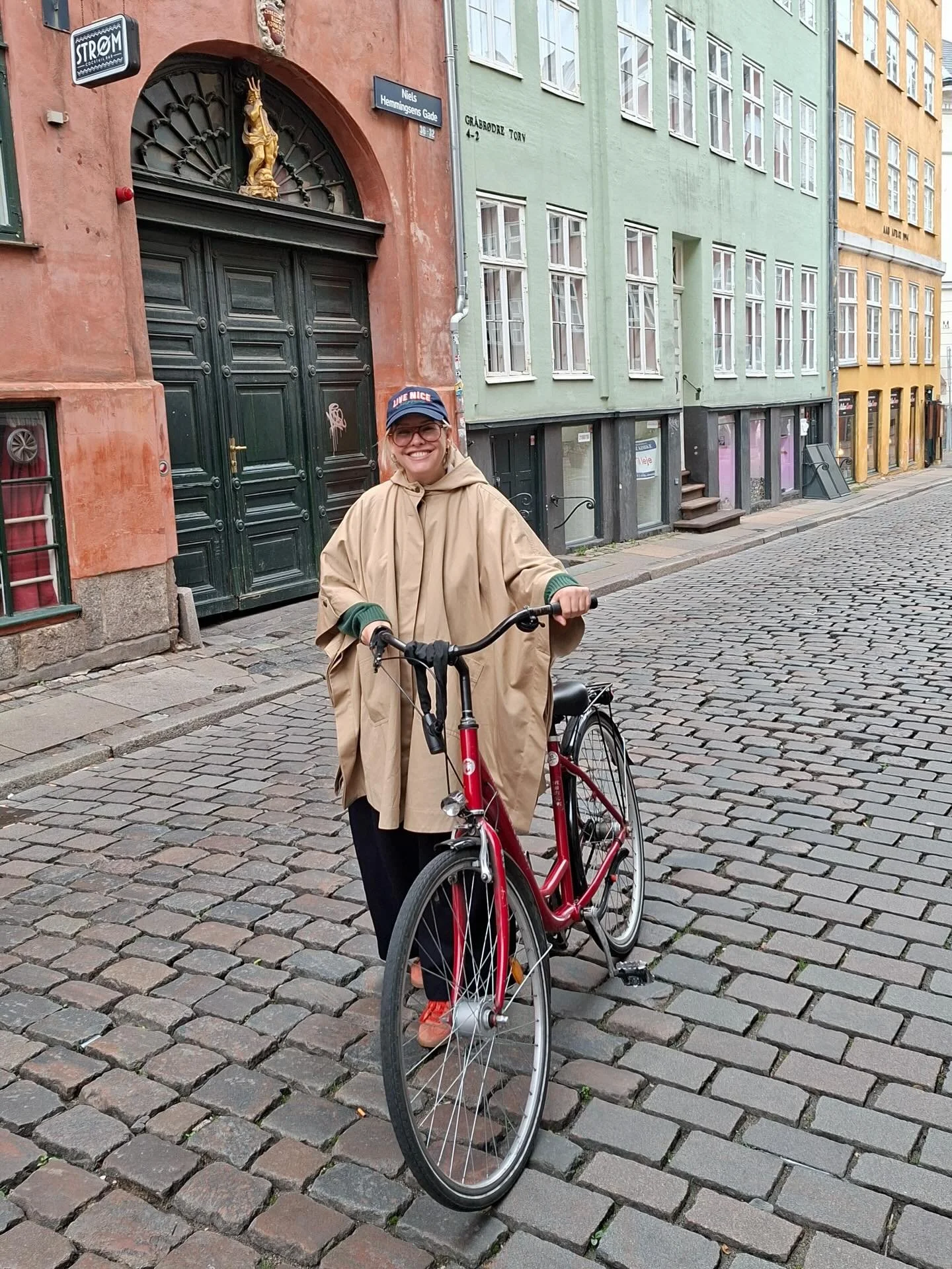Life lately: joyful and merry but also v v tiring, final run of the renovation before the builders leave 🎈 

Illo by @georgiamaiaillustrations (for my newsletter) 
I work with @nationalportraitgallery and @sezane