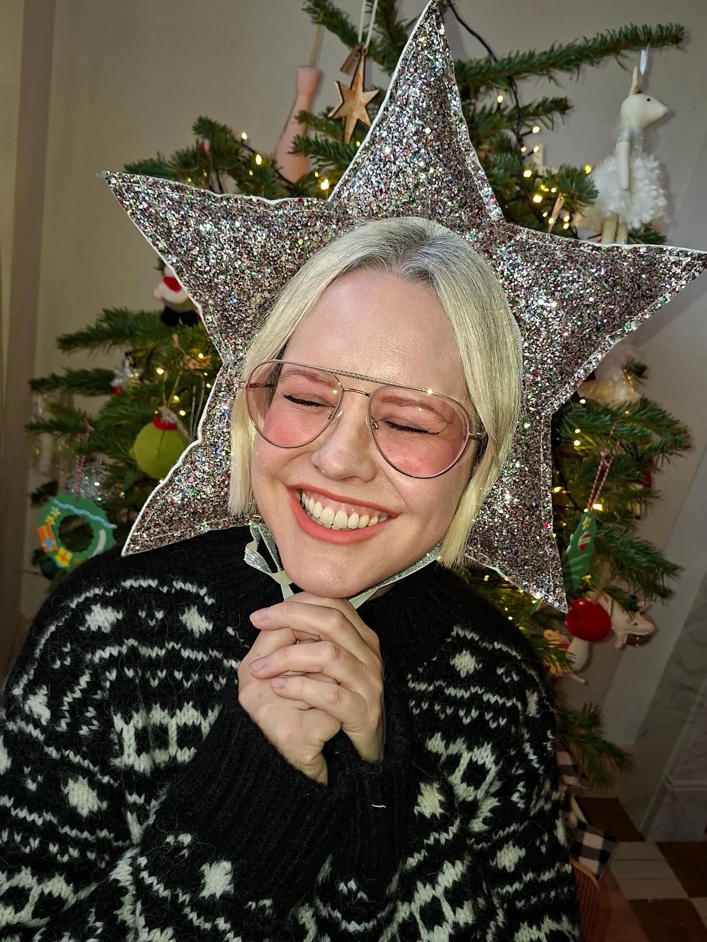 AD A festive carousel with some particularly special @specsavers glasses. I prefer lowkey dressing with stand out accessories at this time of year, so obviously I want my glasses to reflect that, too! 

Slide 1, 3, 4 and 7 Elton John Eyewear - Rocket
