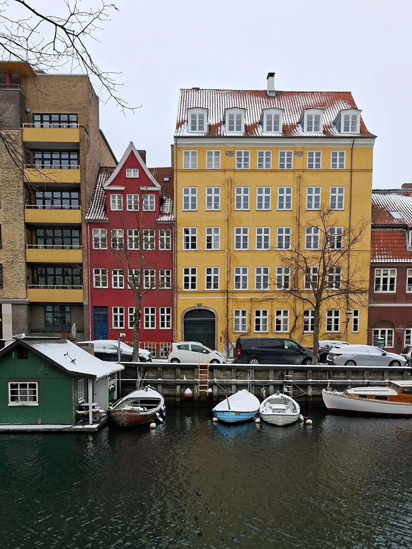 Greetings from @cphfw with @substack (AD/ Press invite) 
Slide 2 and 11 photographs by @noorunisa 
Slide 3 streetsyle outside Herskind show (featuring the very chic @izzy_manuel ) 
Slide 4: Panel talk with Farrah @substack @garancedore and @studio_b_