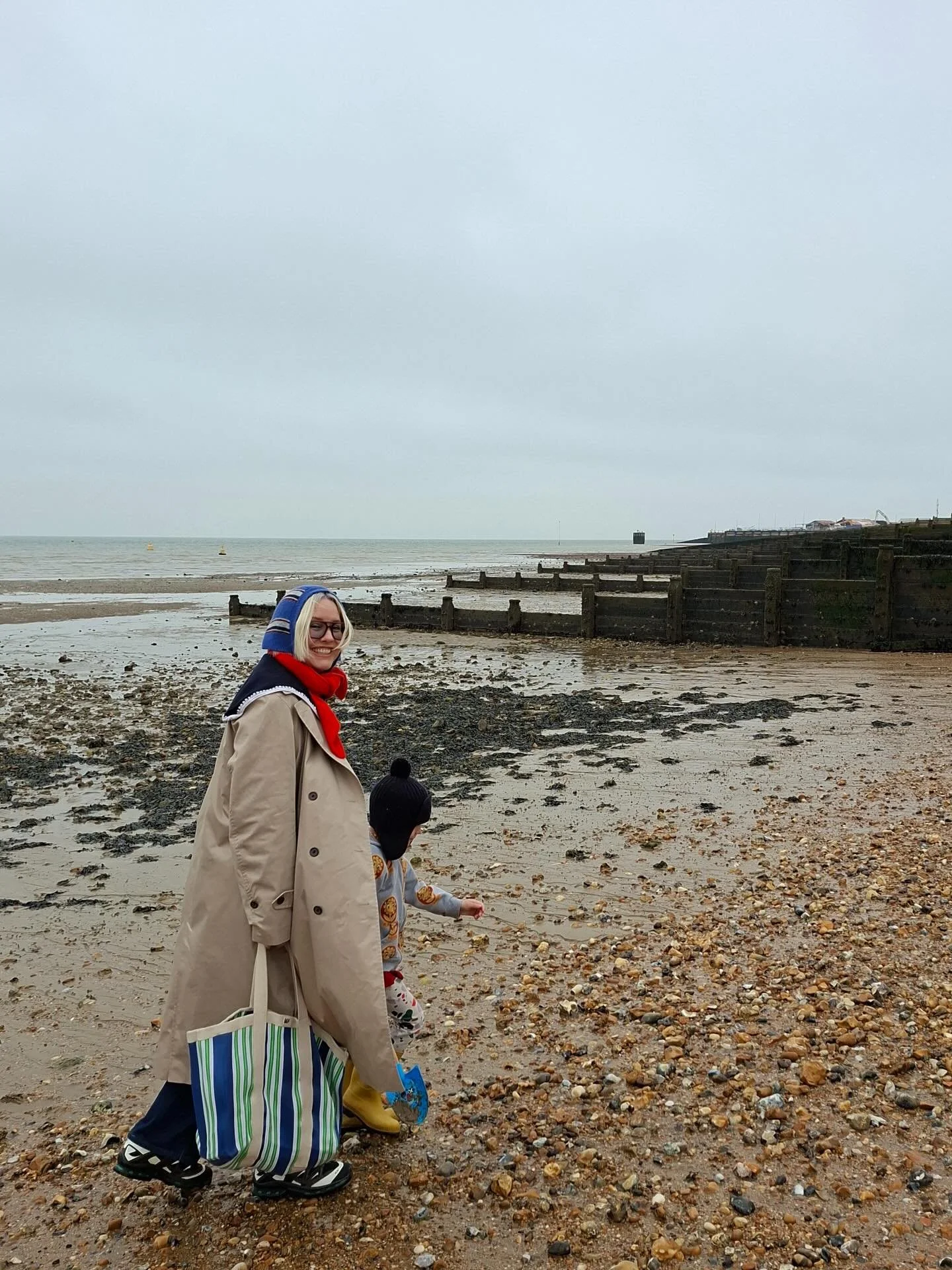 A weekend with my family where my dad wasn&rsquo;t fixing a door and my mum wasn&rsquo;t painting! We stayed at @whitstableholidayhomes (AD/PR stay)at Starfish House (owned by @starfish_vintage ) with its garden right on the beach, the kids adored ju