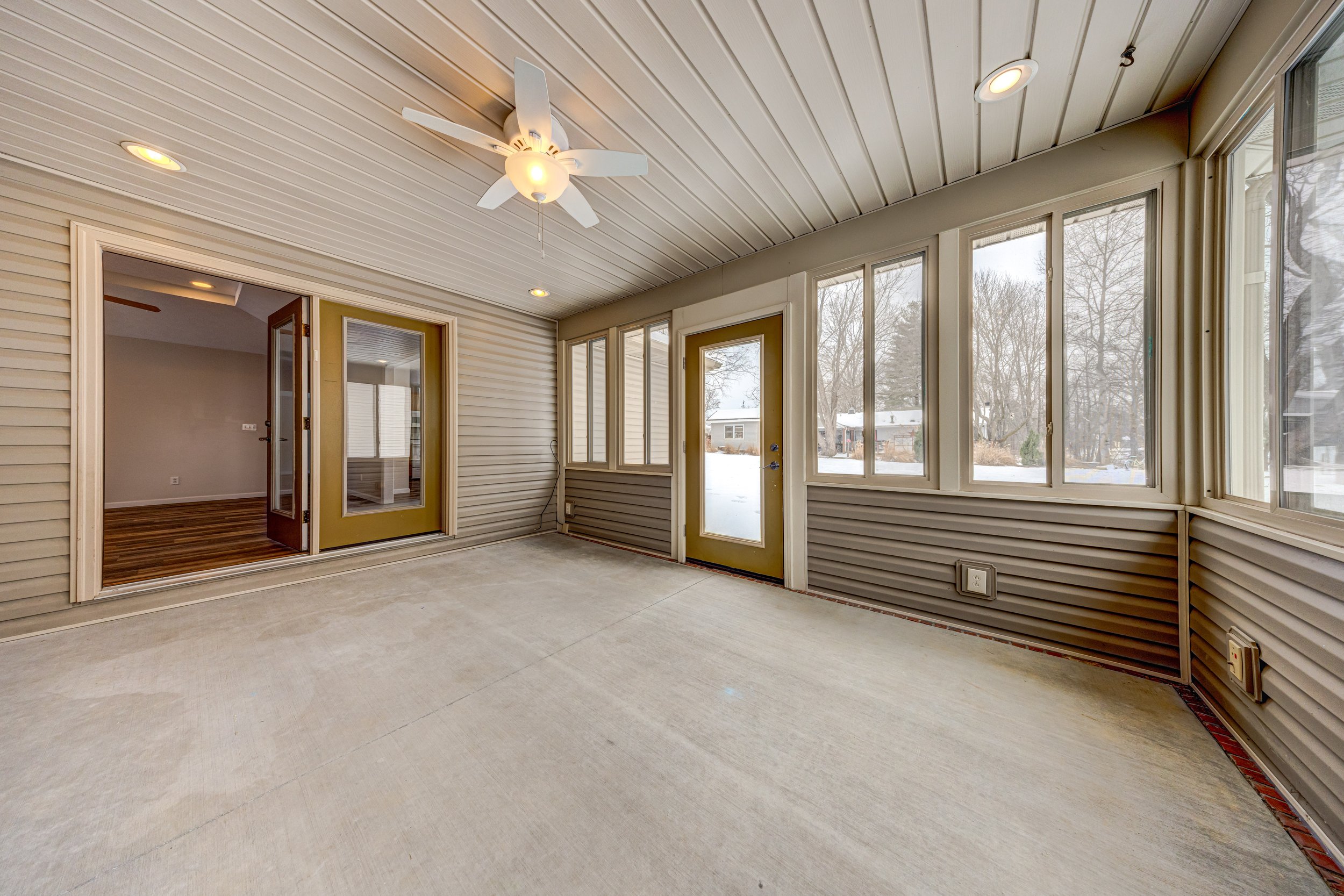 1137 S Balthazar Dr Samta Claus IN 41.jpg