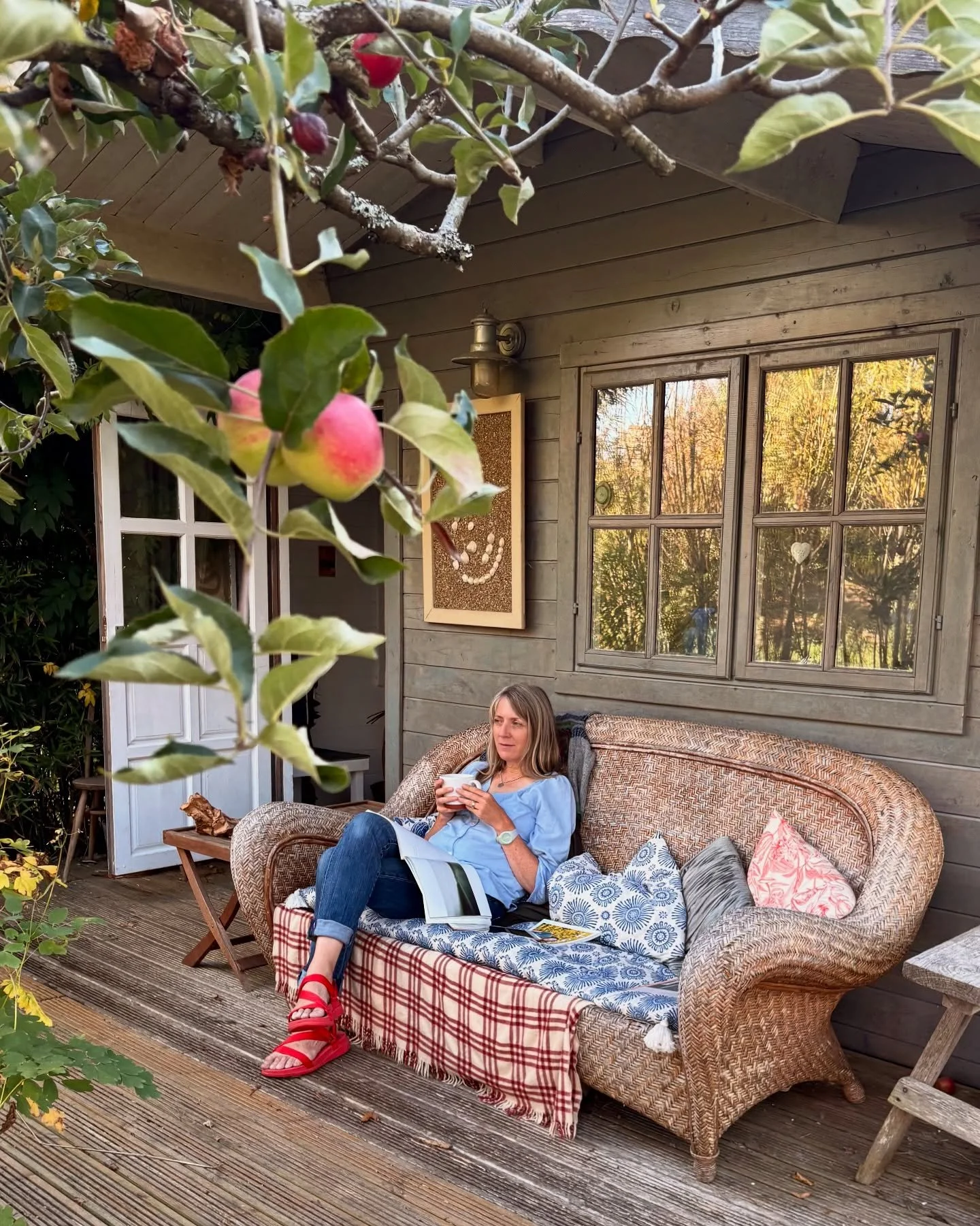 V E R A N D A

Ever since Pippi Langstrumpf/ Longstocking  I love the idea of a veranda. The veranda lifestyle (eating/ reading/ chatting etc. on the veranda) became a reality for 24 hrs in the midst of Devon. We loved every moment of it 💚

#andread