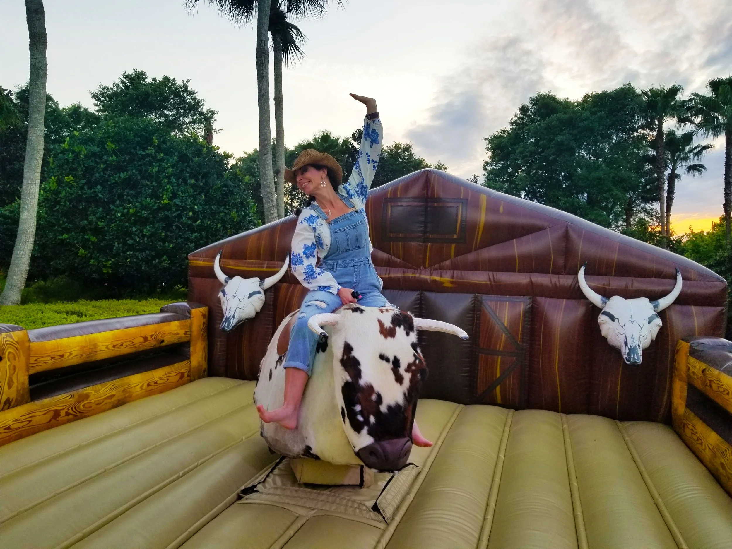Fotoboyz_Events_2025_Services_Inflatable_Games_Mechanical_Bull_Alligator_003.jpg
