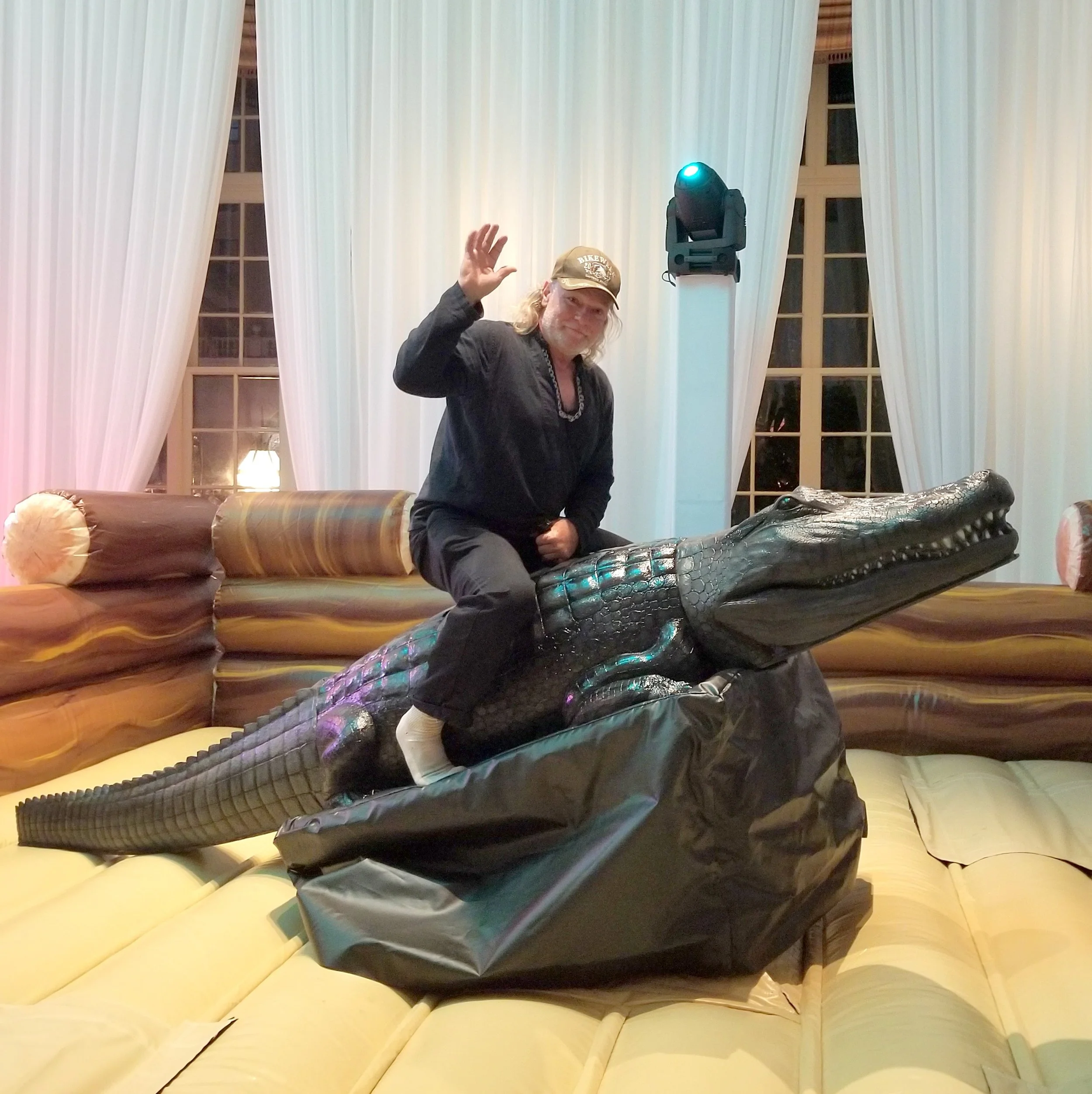 Fotoboyz_Events_2025_Services_Inflatable_Games_Mechanical_Bull_Alligator_002.jpg