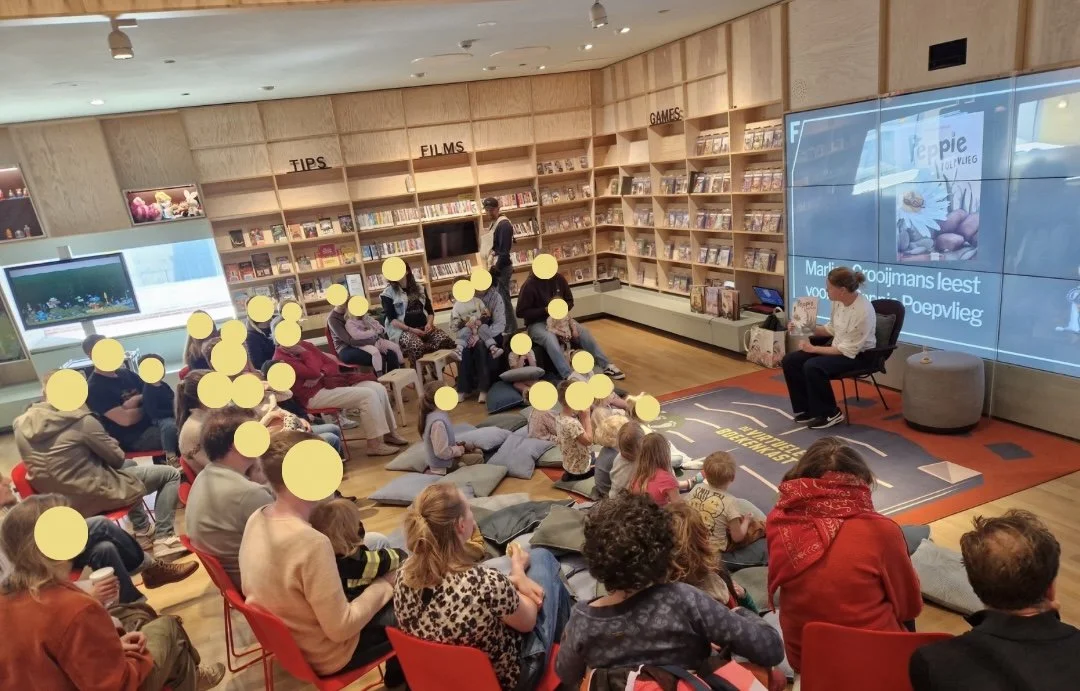 Foto van een bibliotheekbezoek. Marlien Crooijmans kinderboeken.