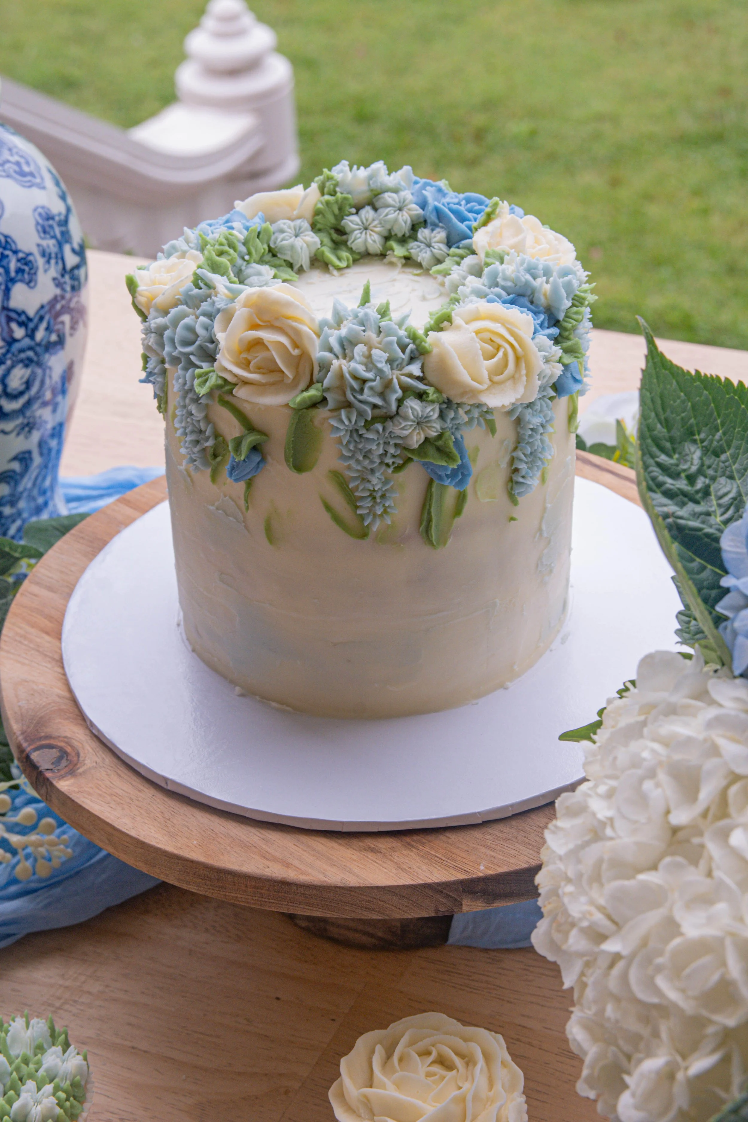 blue floral cake.jpg