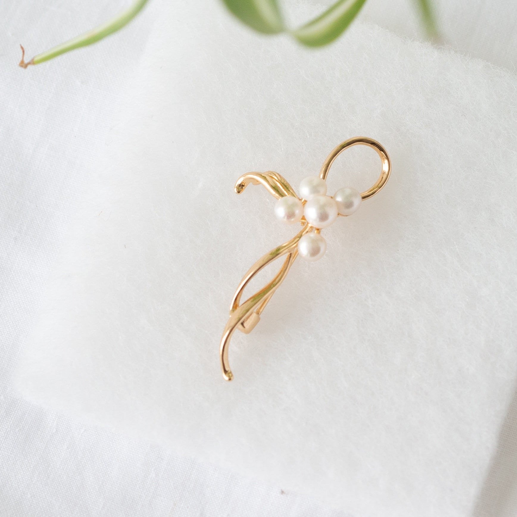 'Bow' Freshwater Brooch