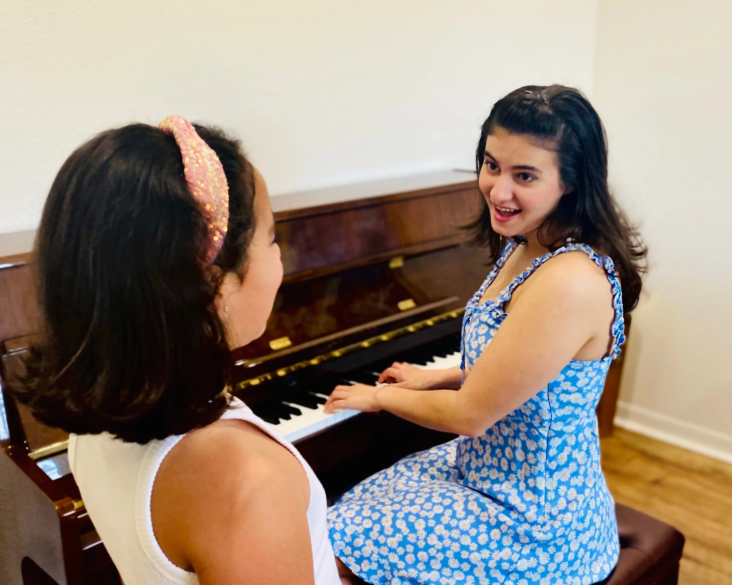 Isabella teaching a voice lesson