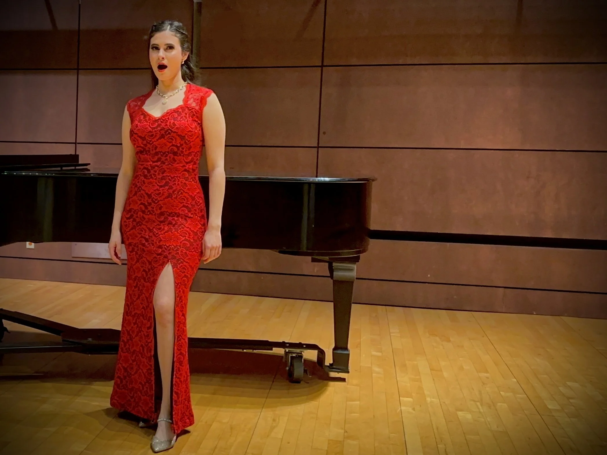 Isabella sining at piano