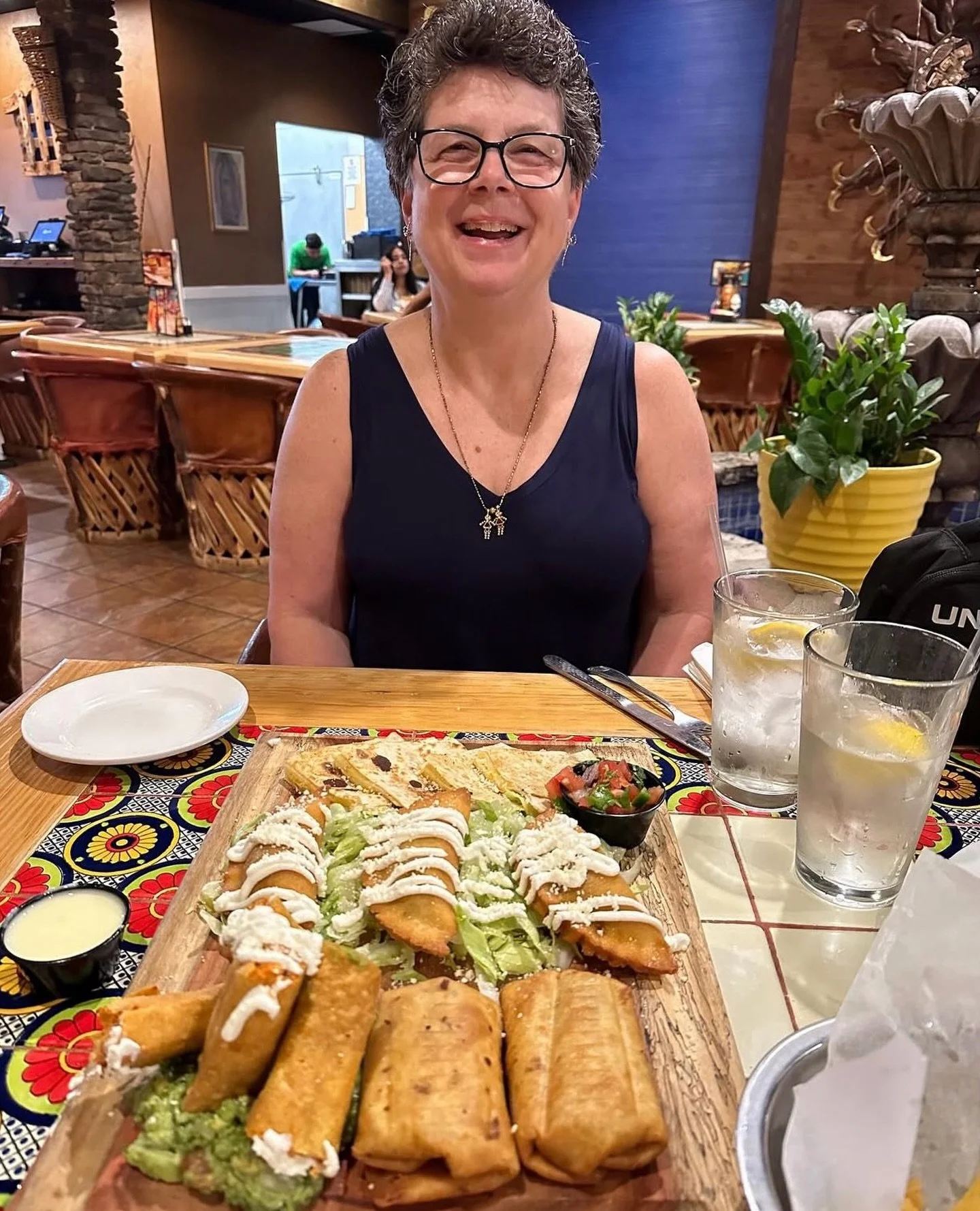 Happy Friday 😊 How could you complain when you have good food and great people sitting across from you?