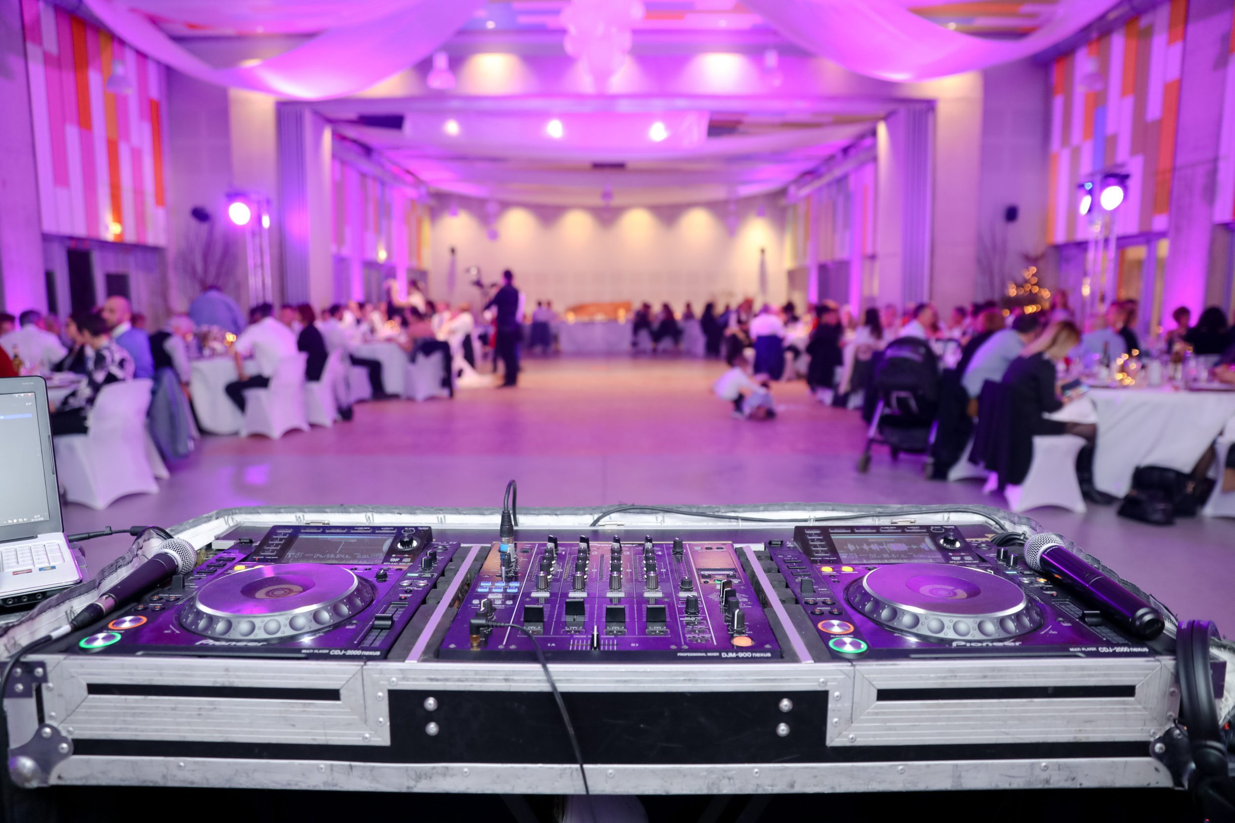 Choosing Your Perfect Wedding DJ in Indianapolis: A Comprehensive Guide