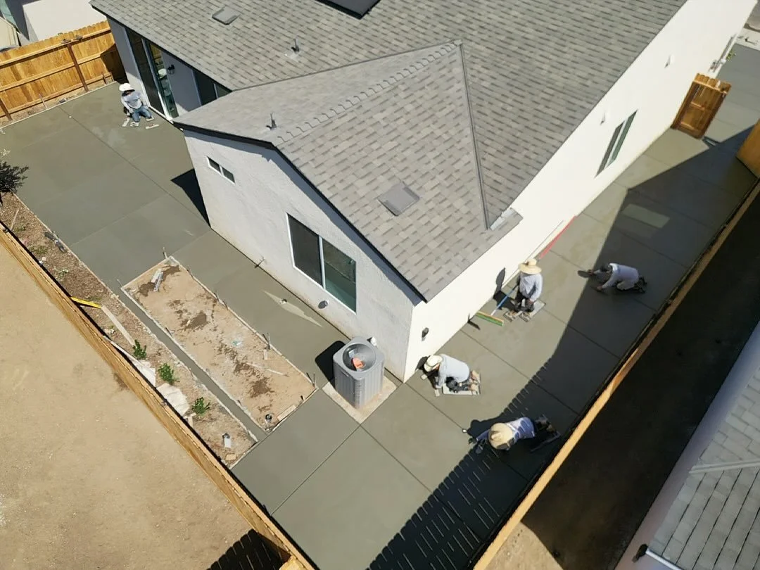 Tired of dirt and mud being tracked through your house? 🐾 We’ve got the solution!
This new landscape and concrete installation in Fresno gives this young family the ultimate low-maintenance lifestyle. Clean concrete and lush new grass means m