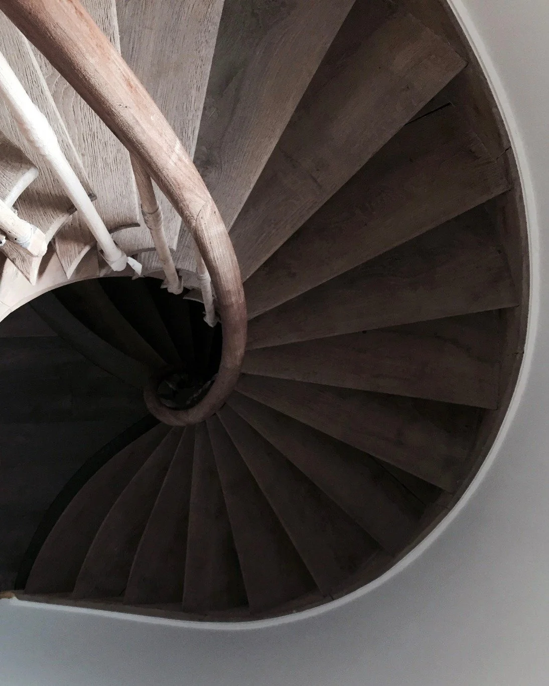 Spirals are often found in nature, but also stairs! Love this one with aged wood treads and handrail by @marc.merckx 

Aged materials show the passing of time, qualities that are often overlooked when buying, designing, and building new.
