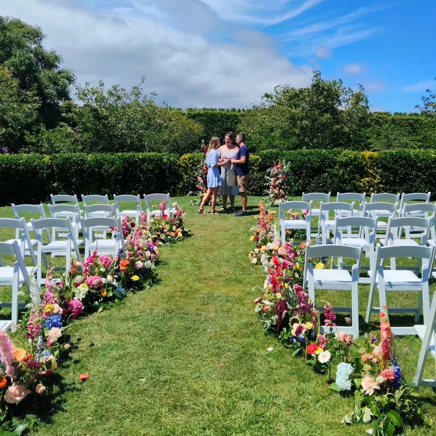 How gorgeous is this set up!? 💐🌷🌹🌺🌸🌻🌼

Yesterday we meandered around Markovina's Open Day; trying out ALL the ceremony spots, sampling drinks, ice cream and food with live music serenading us in the background 🎶

All in the name of preparatio