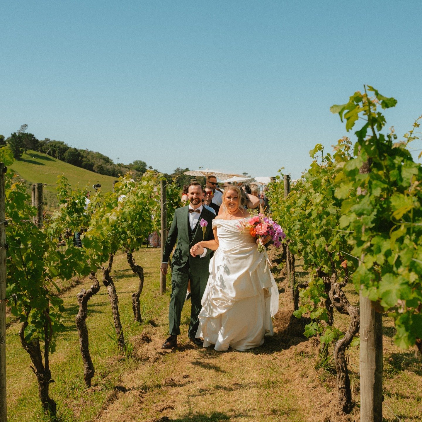 UM can parades at weddings be a thing please!? 

These gorgeous newlyweds @a.s.explore left their love filled ceremony and had their guests follow them for a stroll through the vines! 

A very smooth transition from ceremony to Aperitivo and amazing 