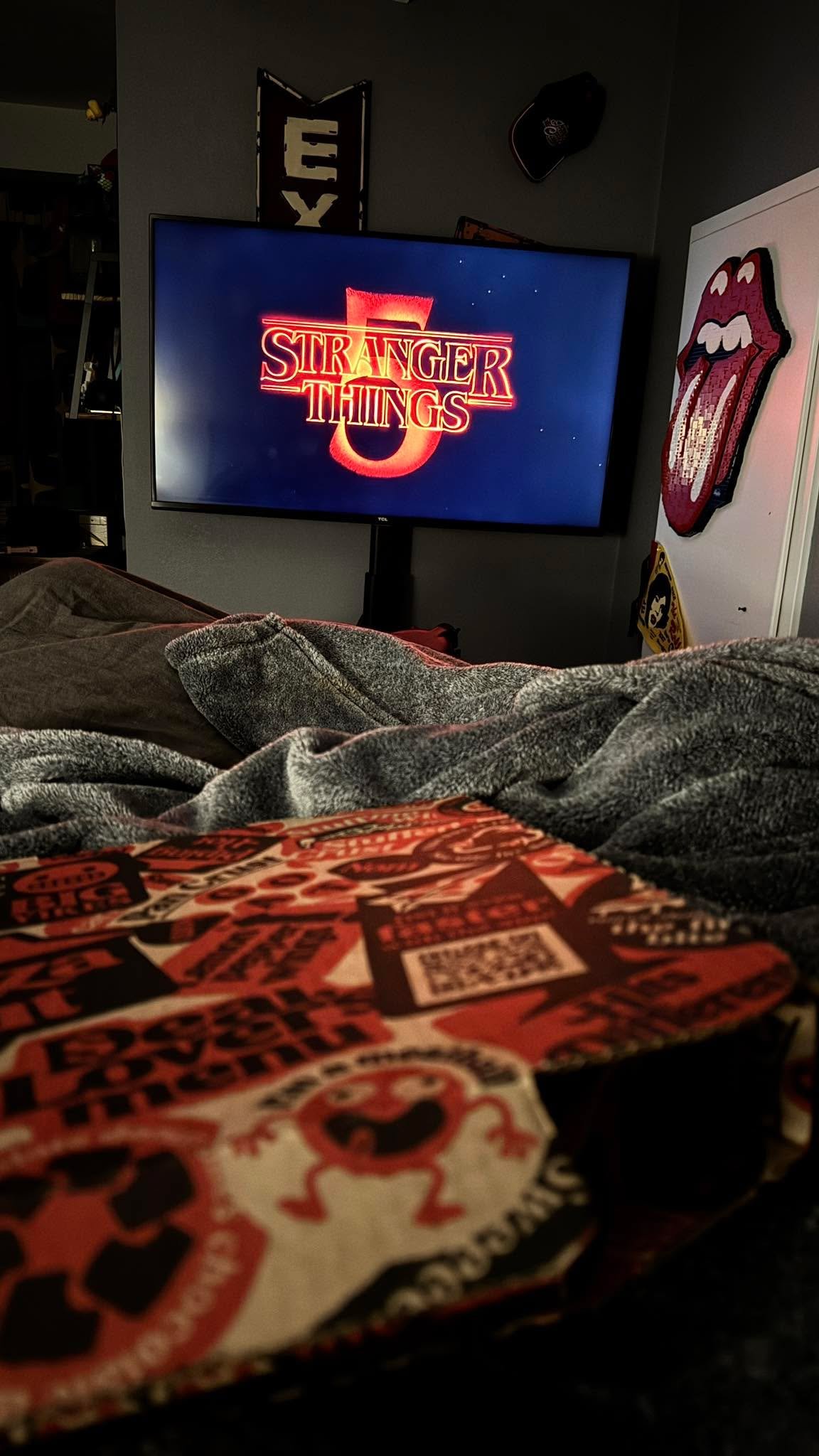 Warm cozy blanket, pizza,
sour patch kids and stranger things. This is a good day.