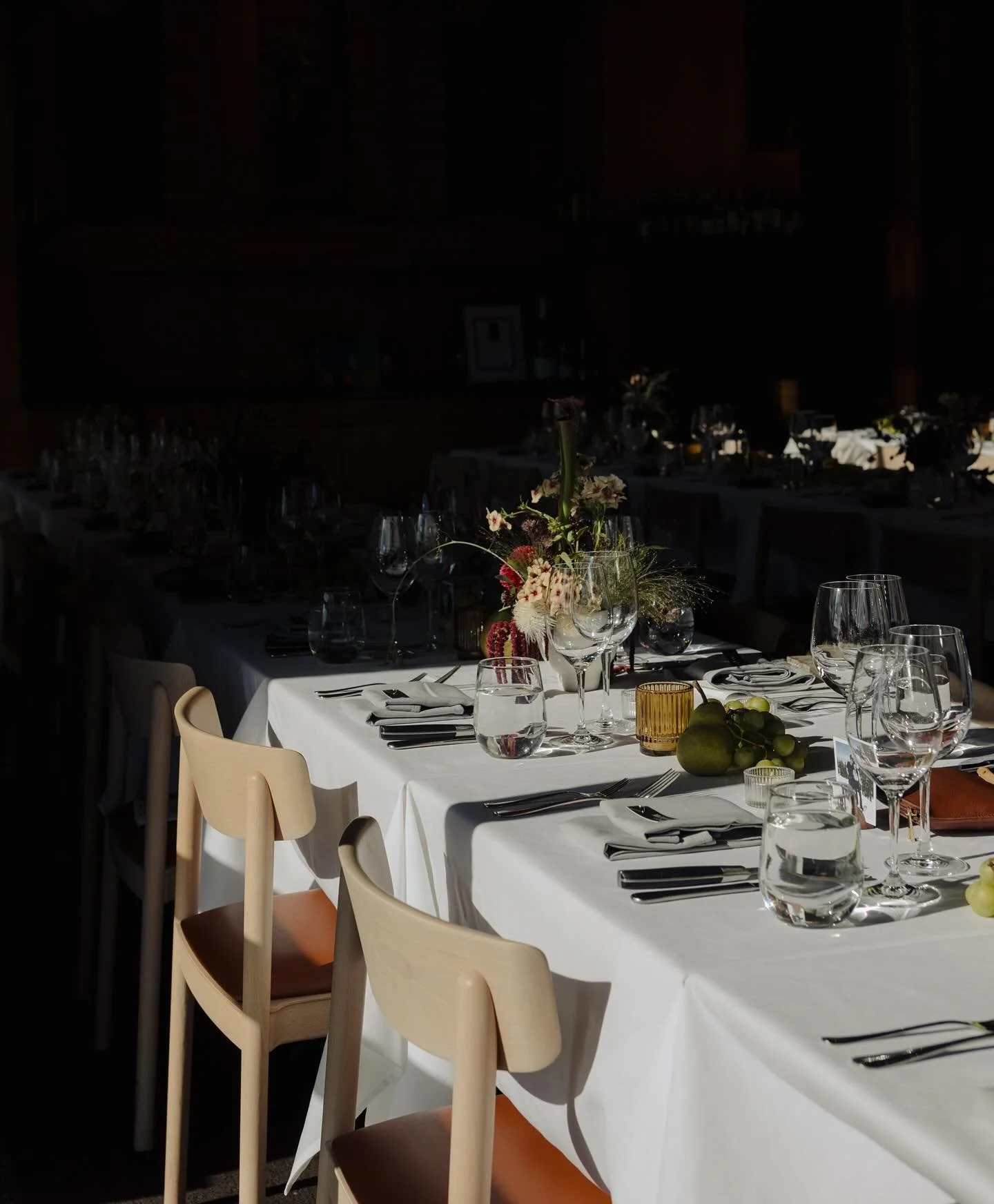 Romantic, timeless &amp; classy details from A&amp;A&rsquo;s summer wedding featuring stunning florals from @rookandrose.weddings and unreal table arrangements done by the bride&rsquo;s sister!! Hosted at @brentwoodbayresort