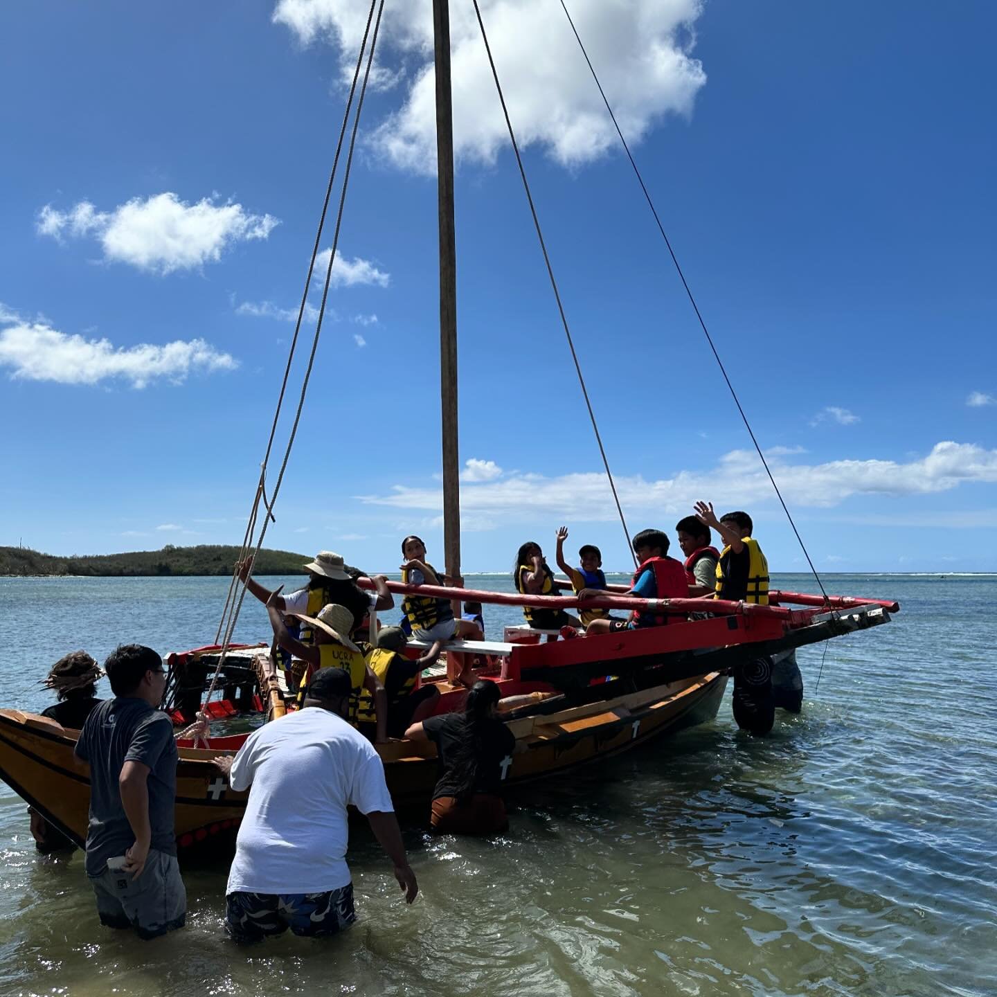 🌊⛵On Saturday, we had the honour of working with Pairourou Larry Raigetal to host a canoe building workshop, &ldquo;Fanuen mwir | your land of stern: wayfinding in contemporary Micronesia,&rdquo; as part of our Art+Ideas program. The workshop took p
