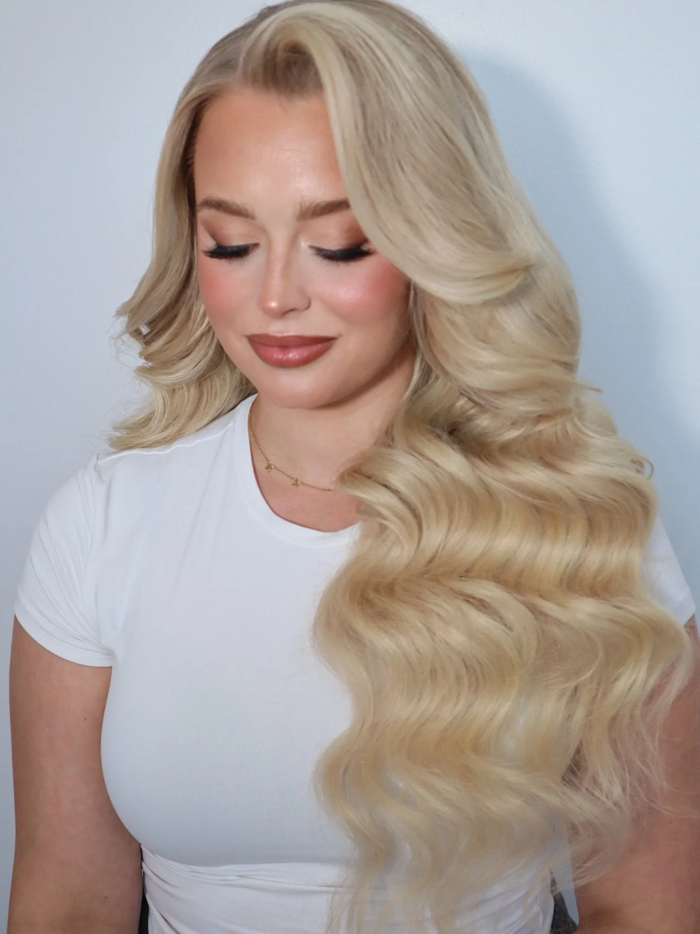 Forever obsessed with our girl Abby! There isn&rsquo;t a look that&rsquo;s not made for her 🙏🏼💖 

Makeup: @painted_by_brook 

#hollywoodwave #fluffycurl #hairandmakeupcollab #destinationweddings