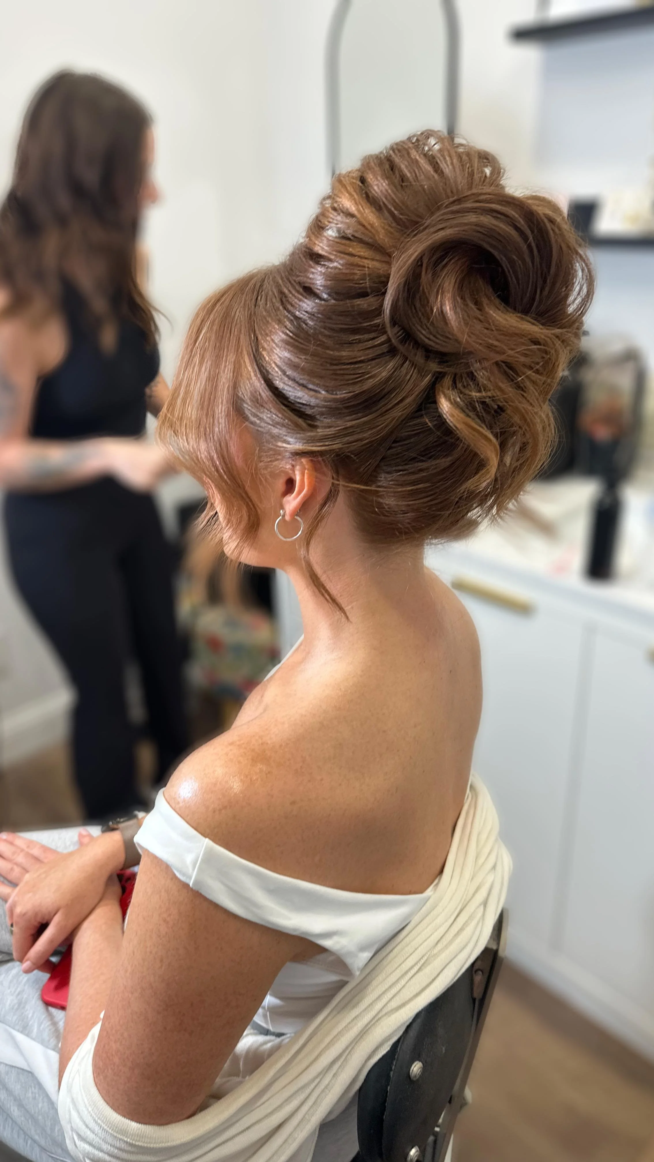 Save this for your next updo inspo! 💖
Updos don’t have to make you feel exposed. A high updo is perfect if you’re worried about showing too much — because a little height balances everything out, frames your features, and keeps th
