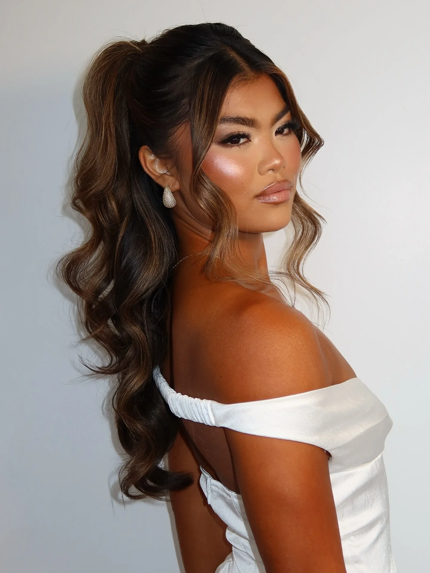 Graduation glow on another level ✨🎓

Makeup: @painted_by_brook
