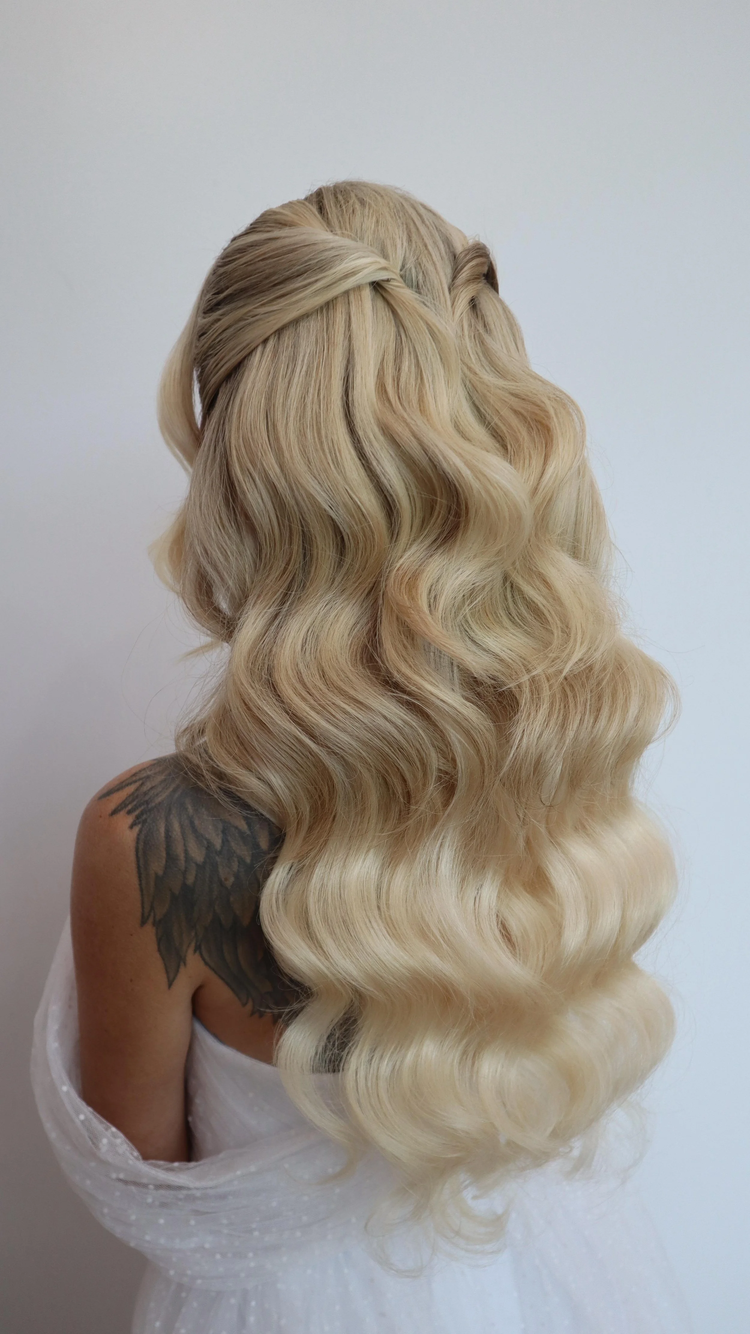 Style this trending half-up style using the new GooGoo invisi edge injected seamless clip-in extensions!
As a bridal stylist, I’ve been using GooGoo clip-ins for 5+ years and I have always been so impressed by their quality!
Shade: #16/22 L