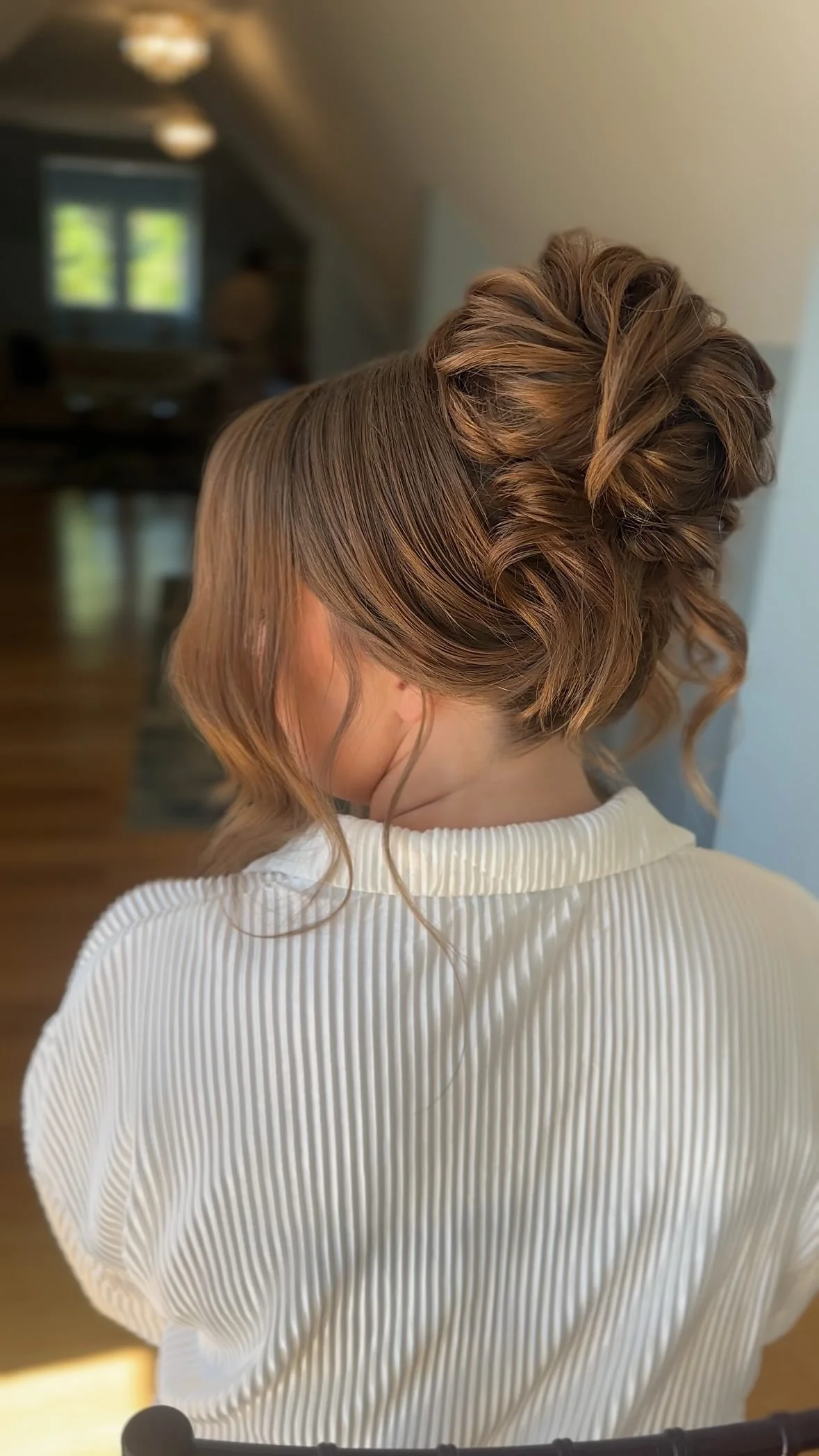 Send this video to a bride wearing a high updo with a veil!
Wearing a veil with loops instead of a comb is so much more practical for high updos. This hack is especially great for French twist looks because the weight of a comb is too heavy for del