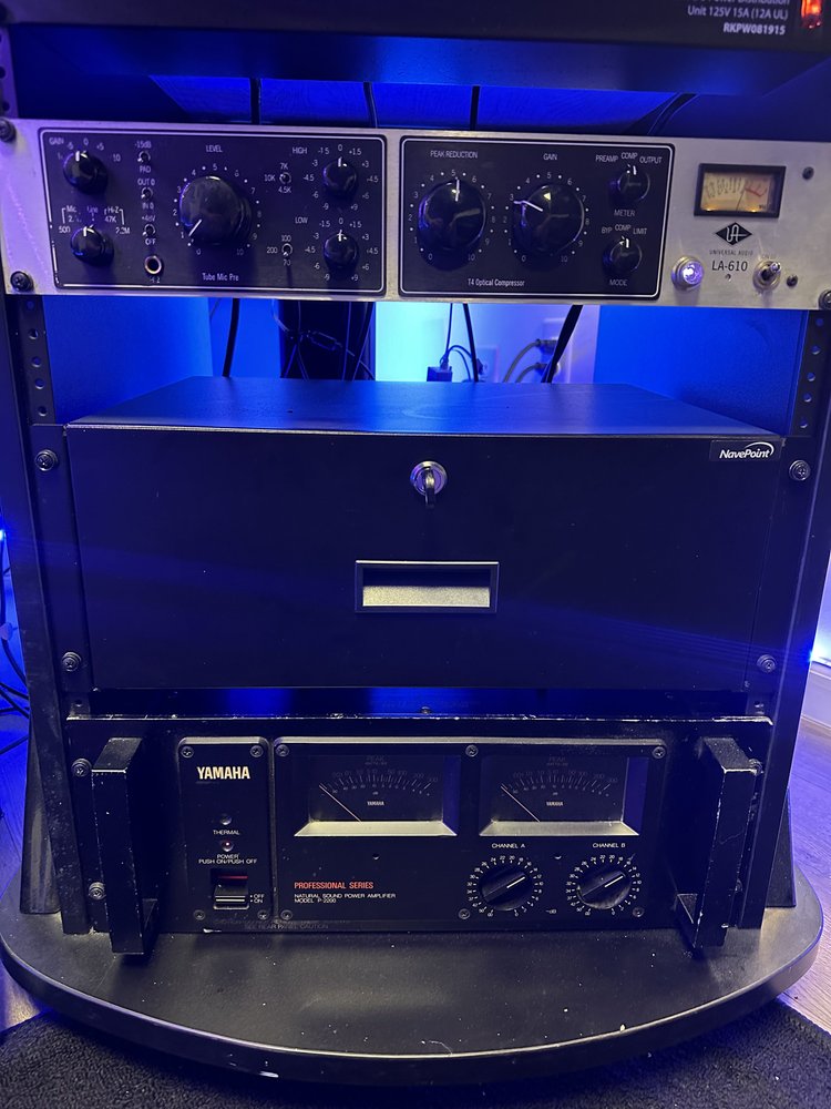 Universal Audio LA-610 tube channel strip in the rack