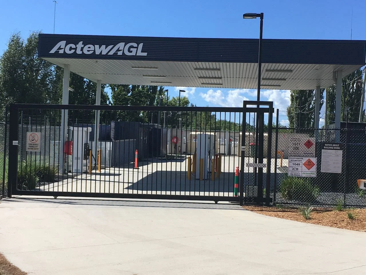 ACTEW_AGL_Hydrogen_refuelling_station_driveway_gate.jpeg