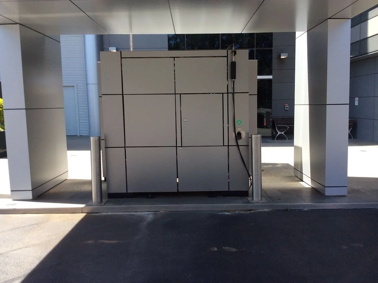 Hyundai_HRS_Hydrogen_bowser_front.jpeg