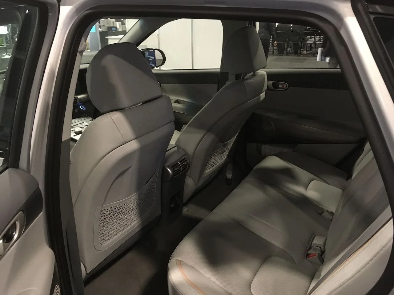 Hyundai_Nexo_FCEV_interior_rear.jpeg