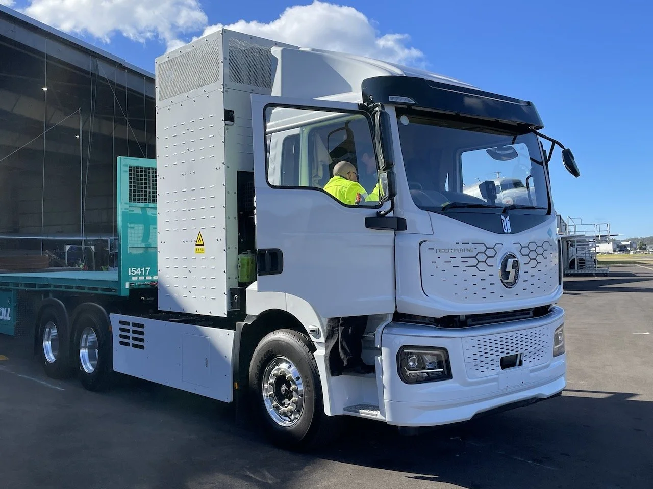 KRW Hydron H53 FCEV Prime Mover Front Right Cab Trailer Shellharbour Hangar.jpeg