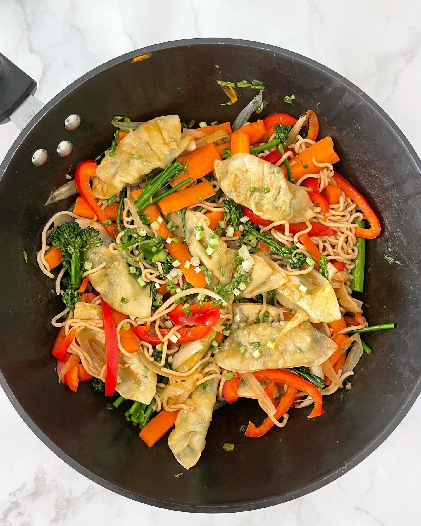 HOISIN + GARLIC DUMPLING STIR FRY

This is definitely going to be one of my favourite recipes on repeat, it was super easy to prepare and a relatively cheap recipe that made 4 serves. I used premade frozen dumplings and ready-to-go noodles to make it
